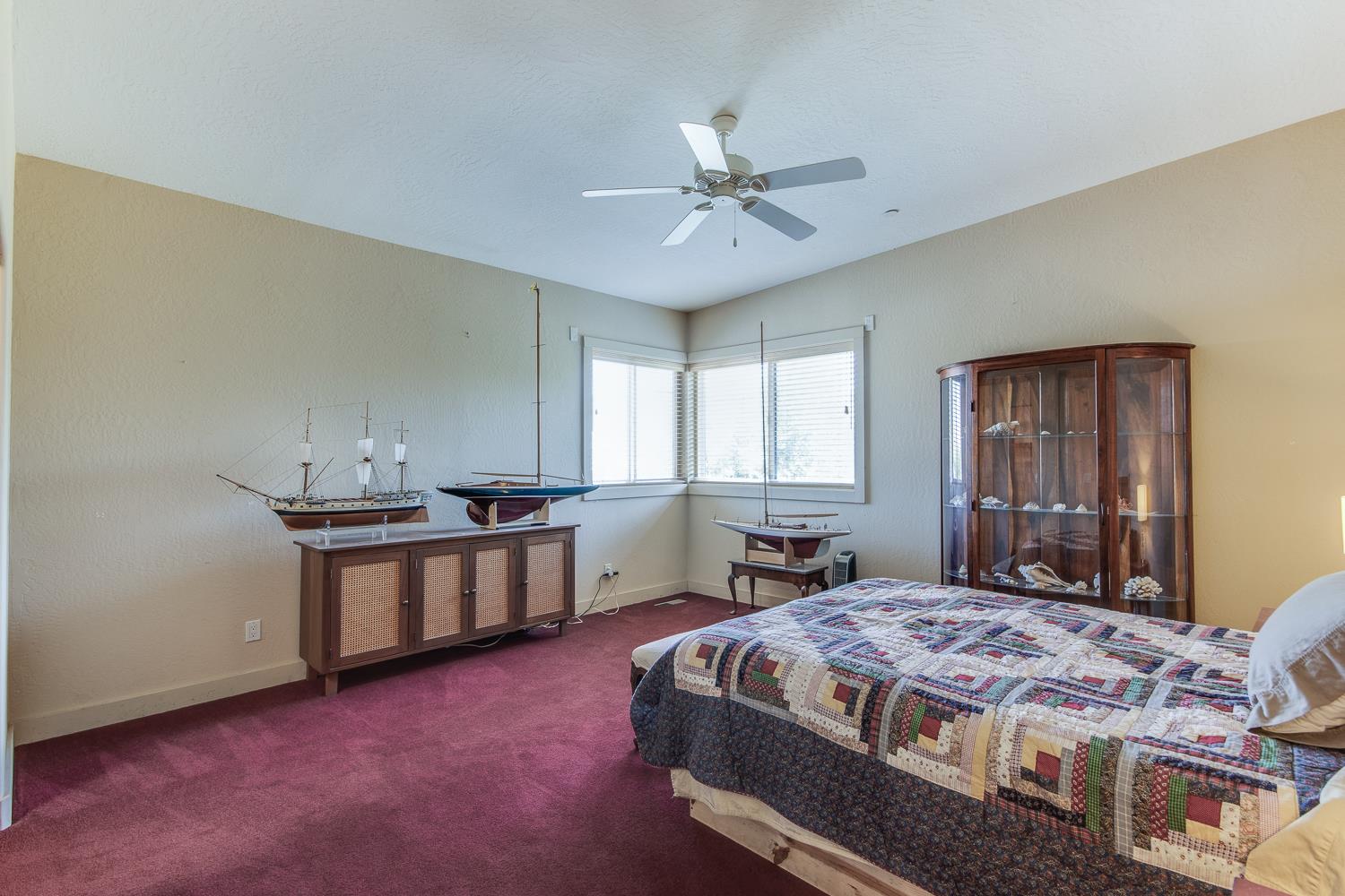 7042 Palomino Dr, Sanger, CA 93657