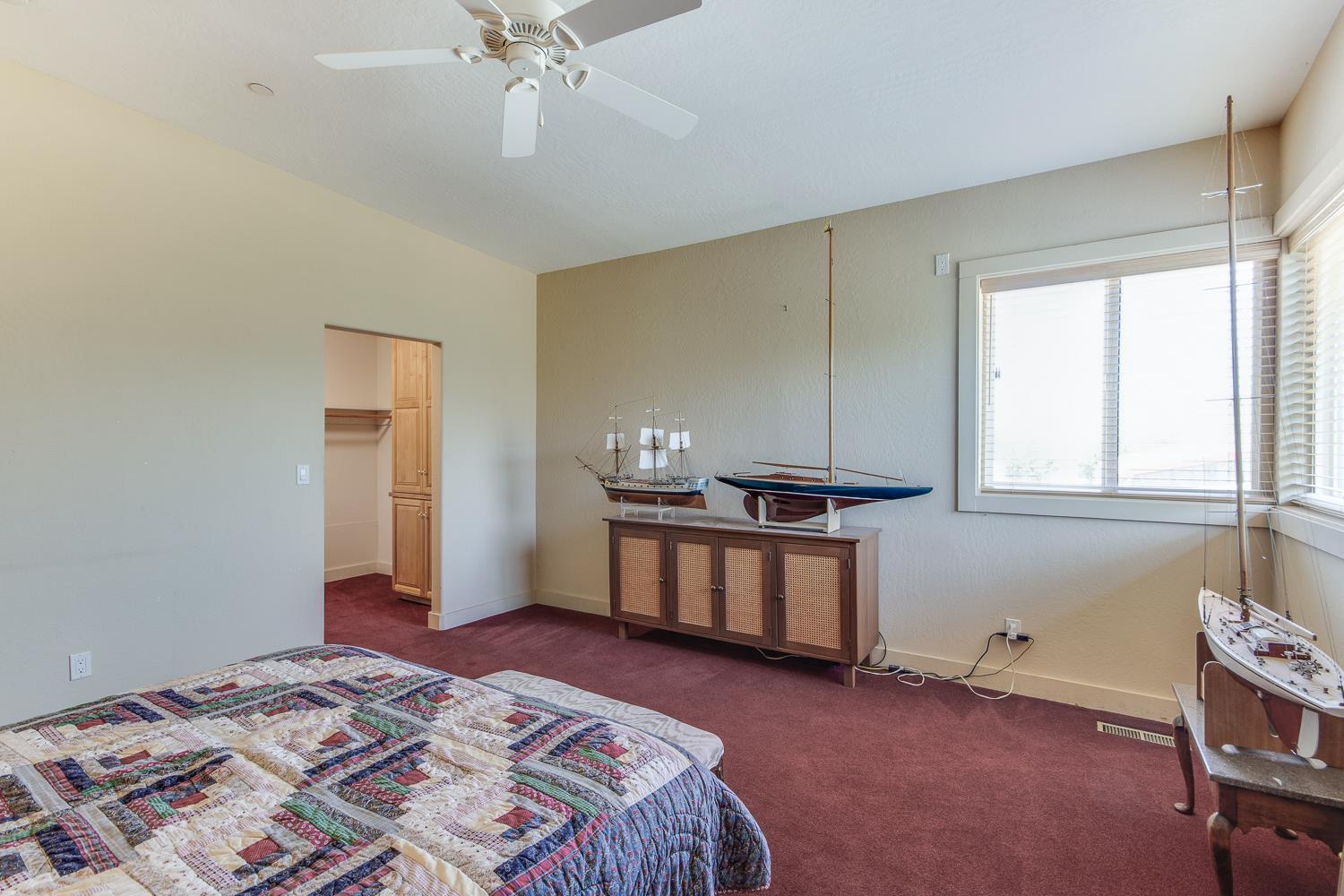 7042 Palomino Dr, Sanger, CA 93657