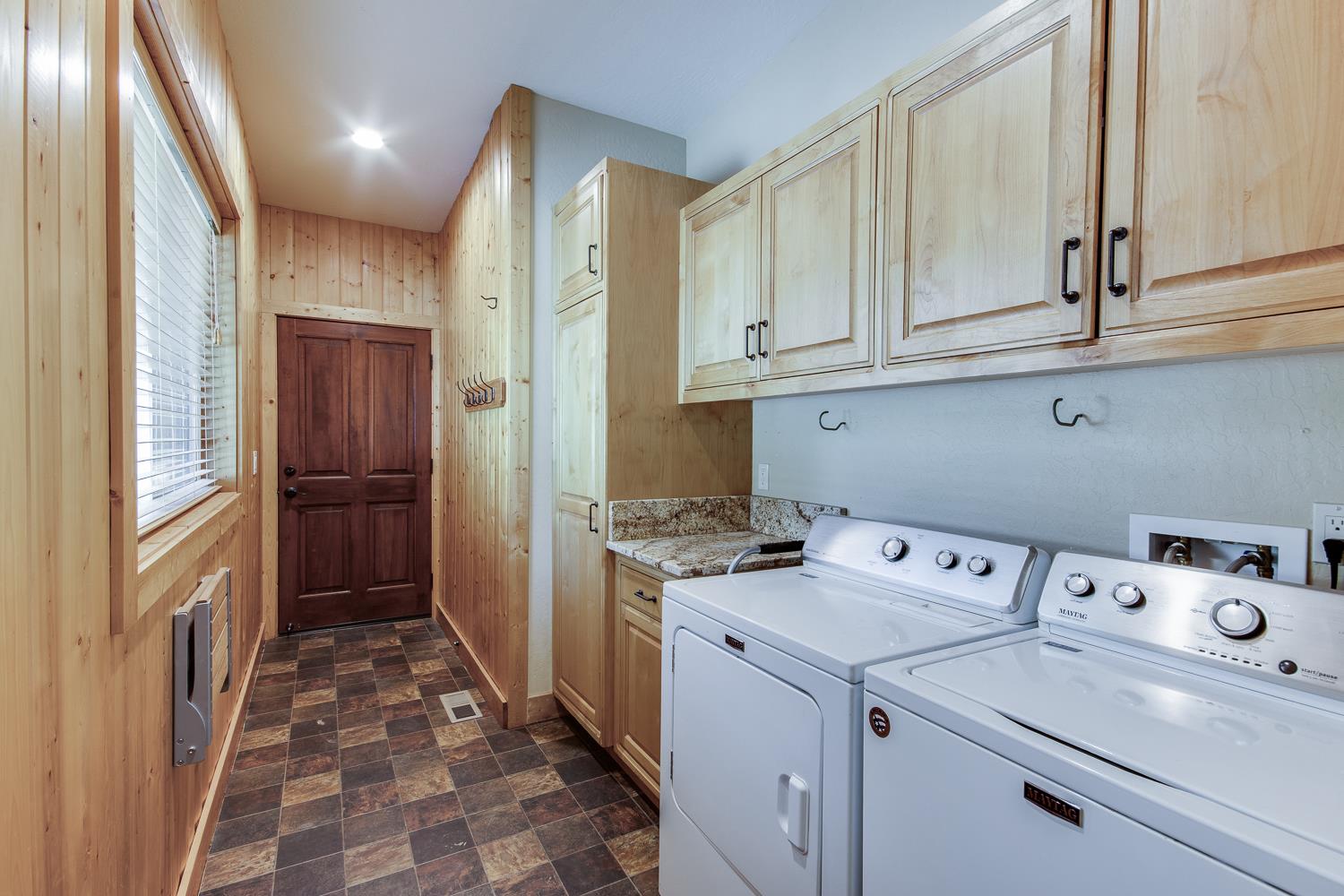 7042 Palomino Dr, Sanger, CA 93657