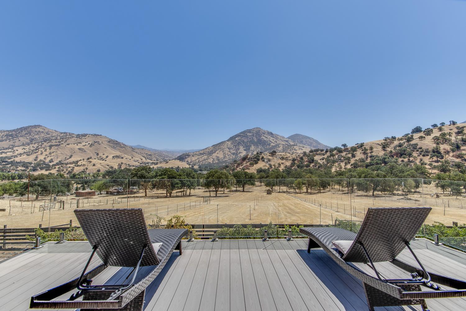 7042 Palomino Dr, Sanger, CA 93657