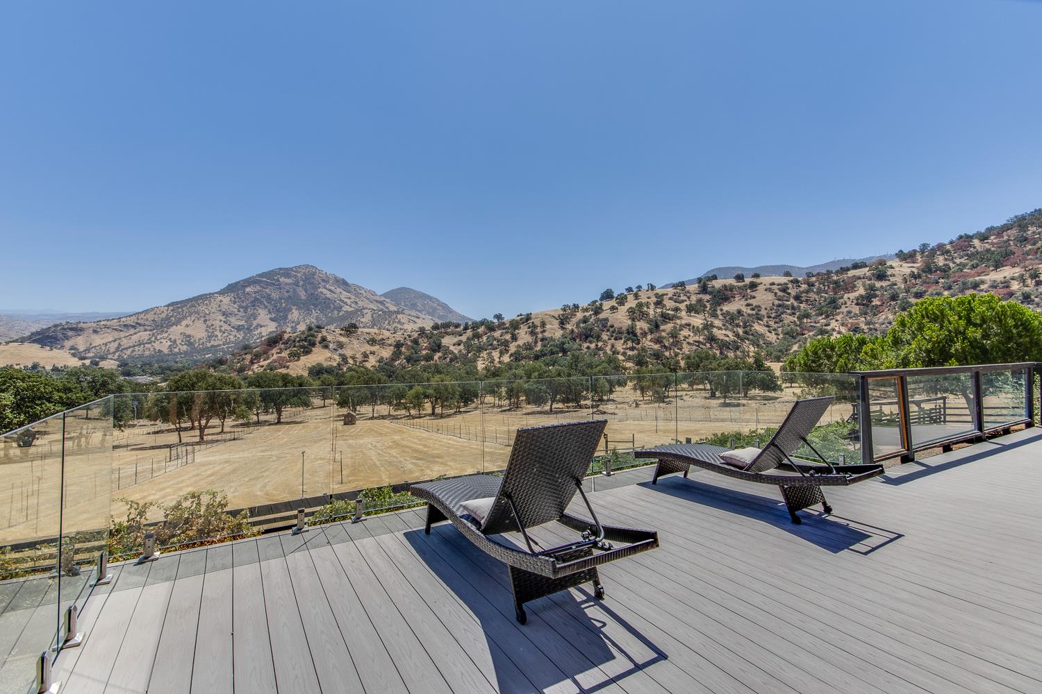 7042 Palomino Dr, Sanger, CA 93657