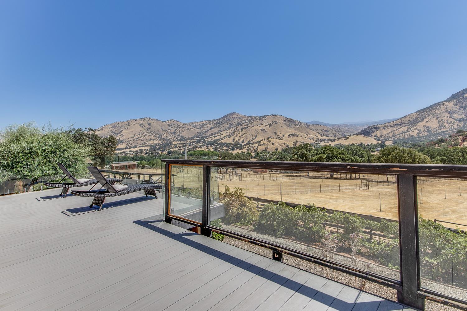 7042 Palomino Dr, Sanger, CA 93657