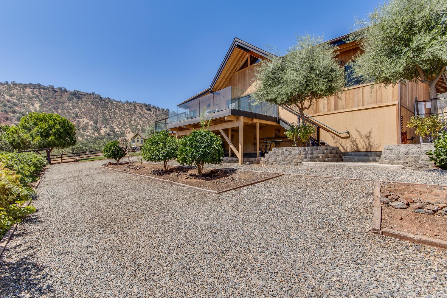 7042 Palomino Dr, Sanger, CA 93657