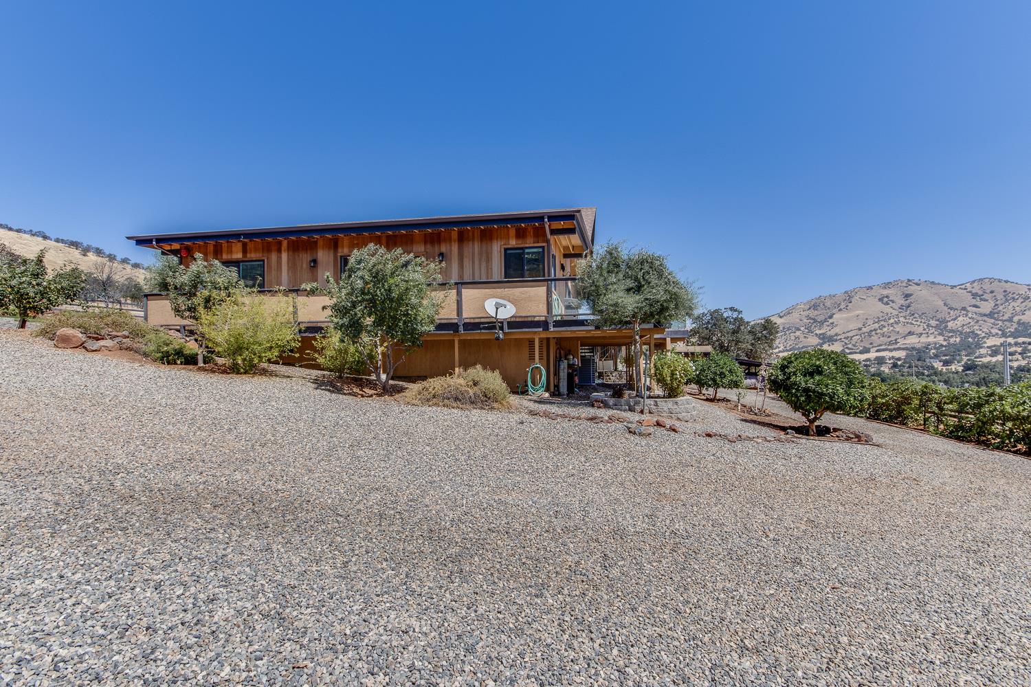 7042 Palomino Dr, Sanger, CA 93657