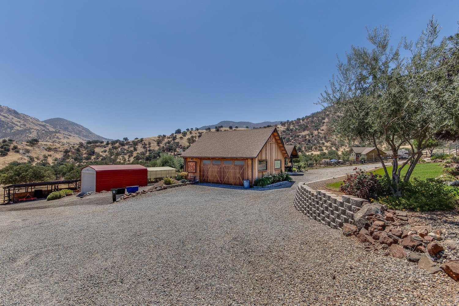 7042 Palomino Dr, Sanger, CA 93657