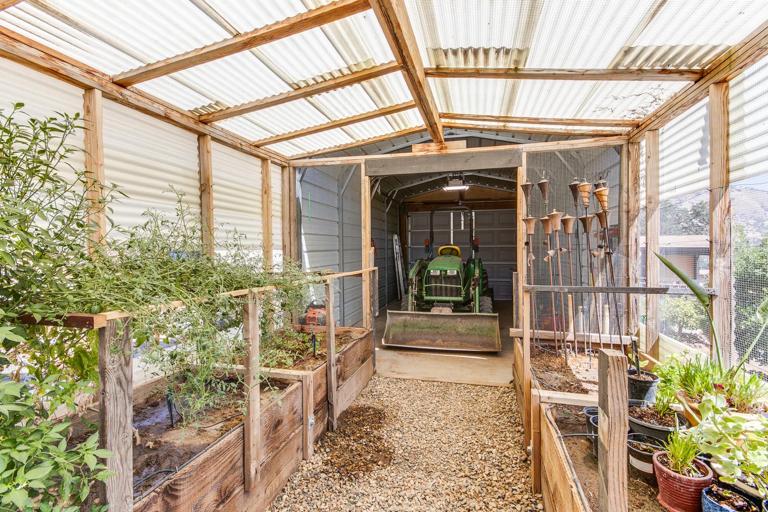 7042 Palomino Dr, Sanger, CA 93657