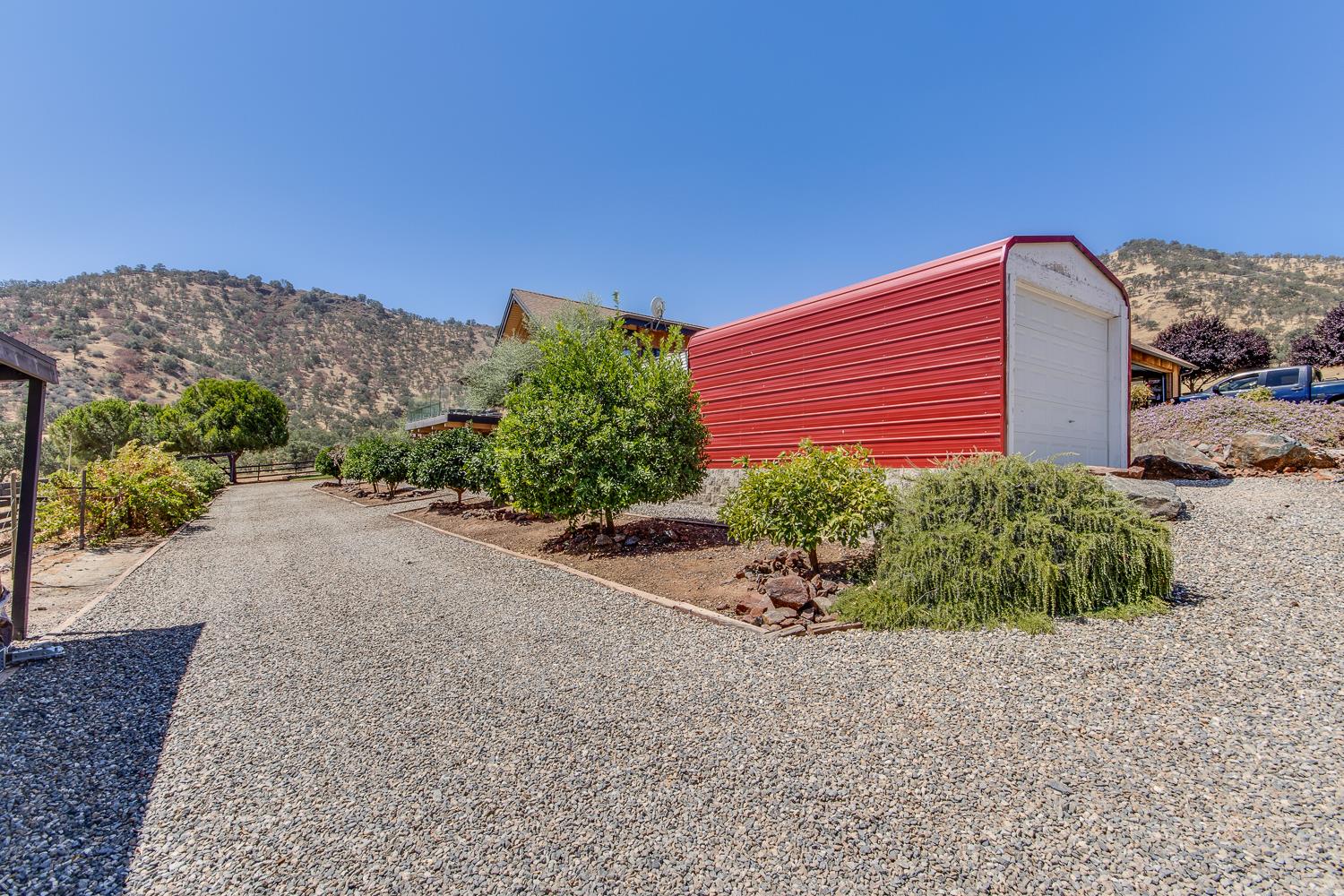 7042 Palomino Dr, Sanger, CA 93657