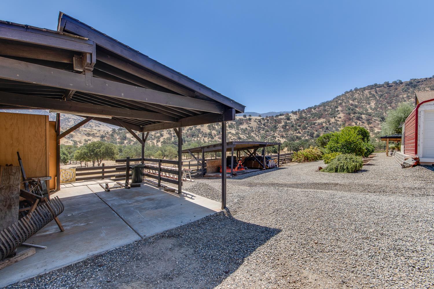 7042 Palomino Dr, Sanger, CA 93657