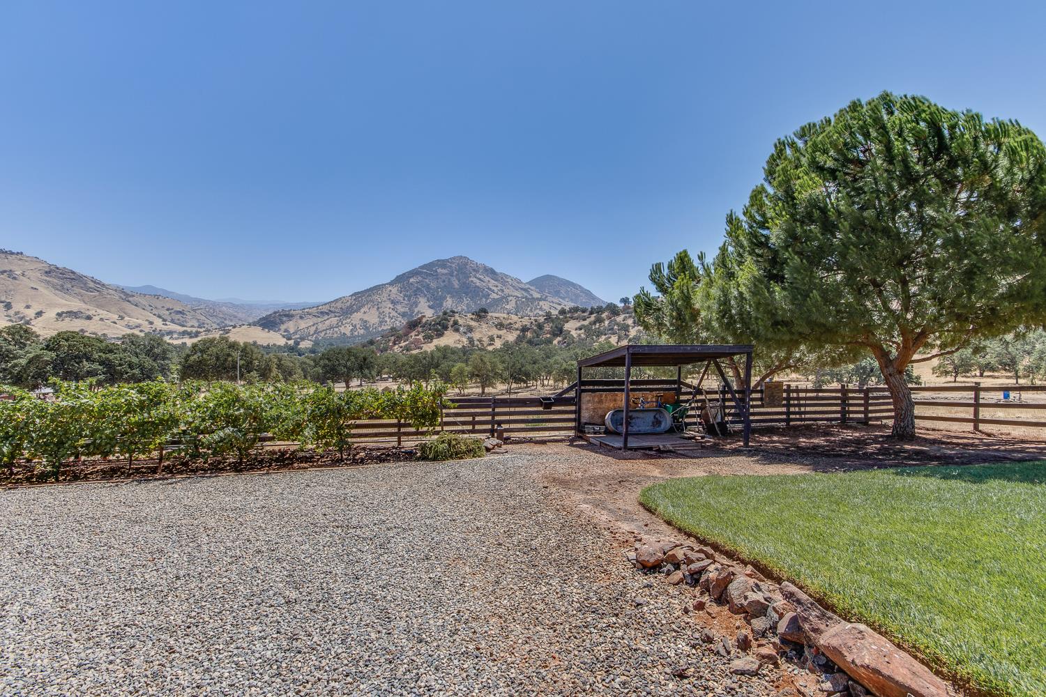 7042 Palomino Dr, Sanger, CA 93657