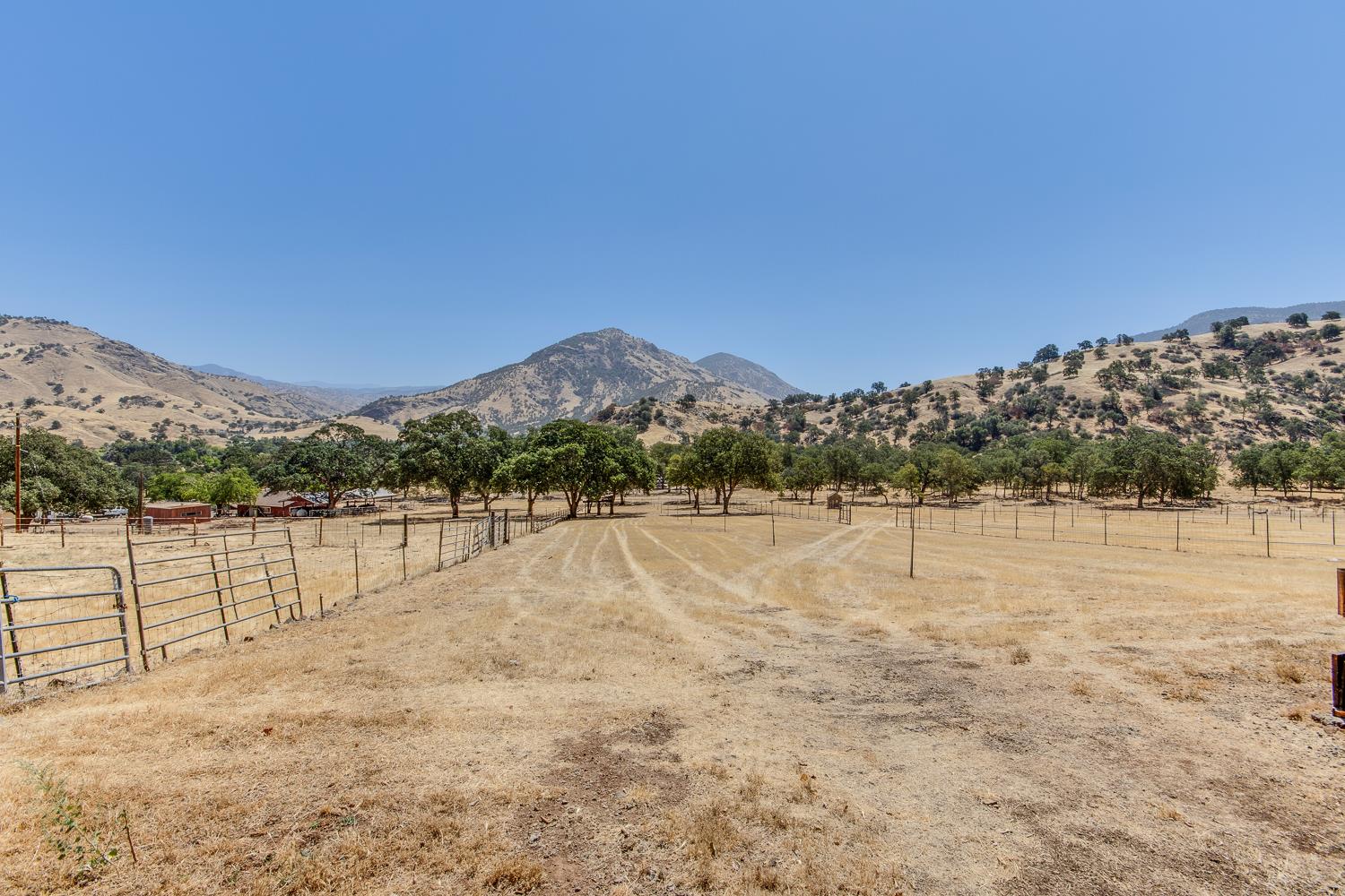 7042 Palomino Dr, Sanger, CA 93657