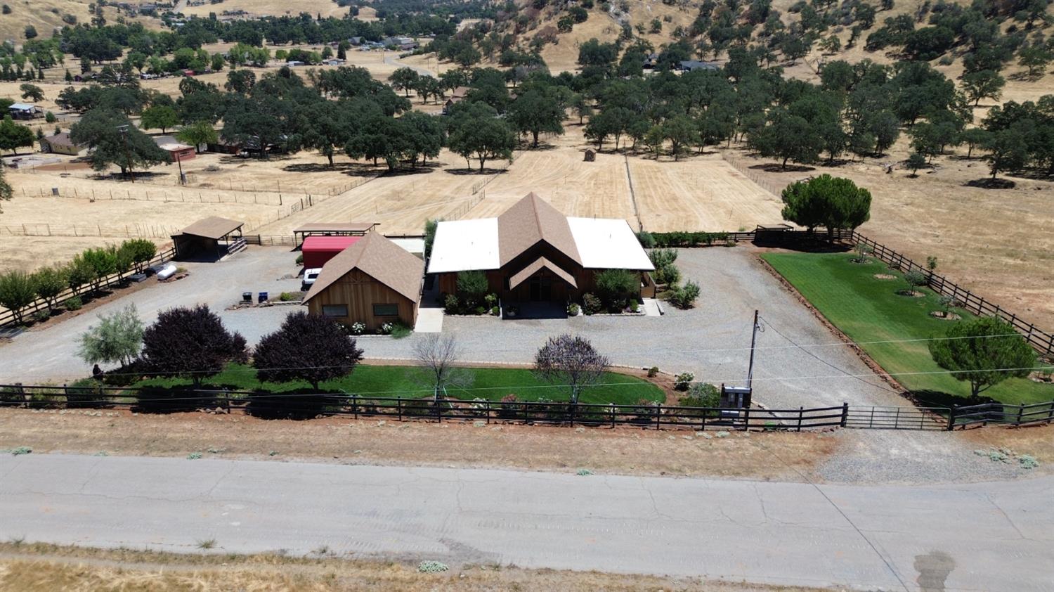 7042 Palomino Dr, Sanger, CA 93657