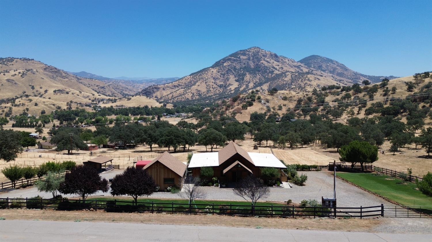 7042 Palomino Dr, Sanger, CA 93657