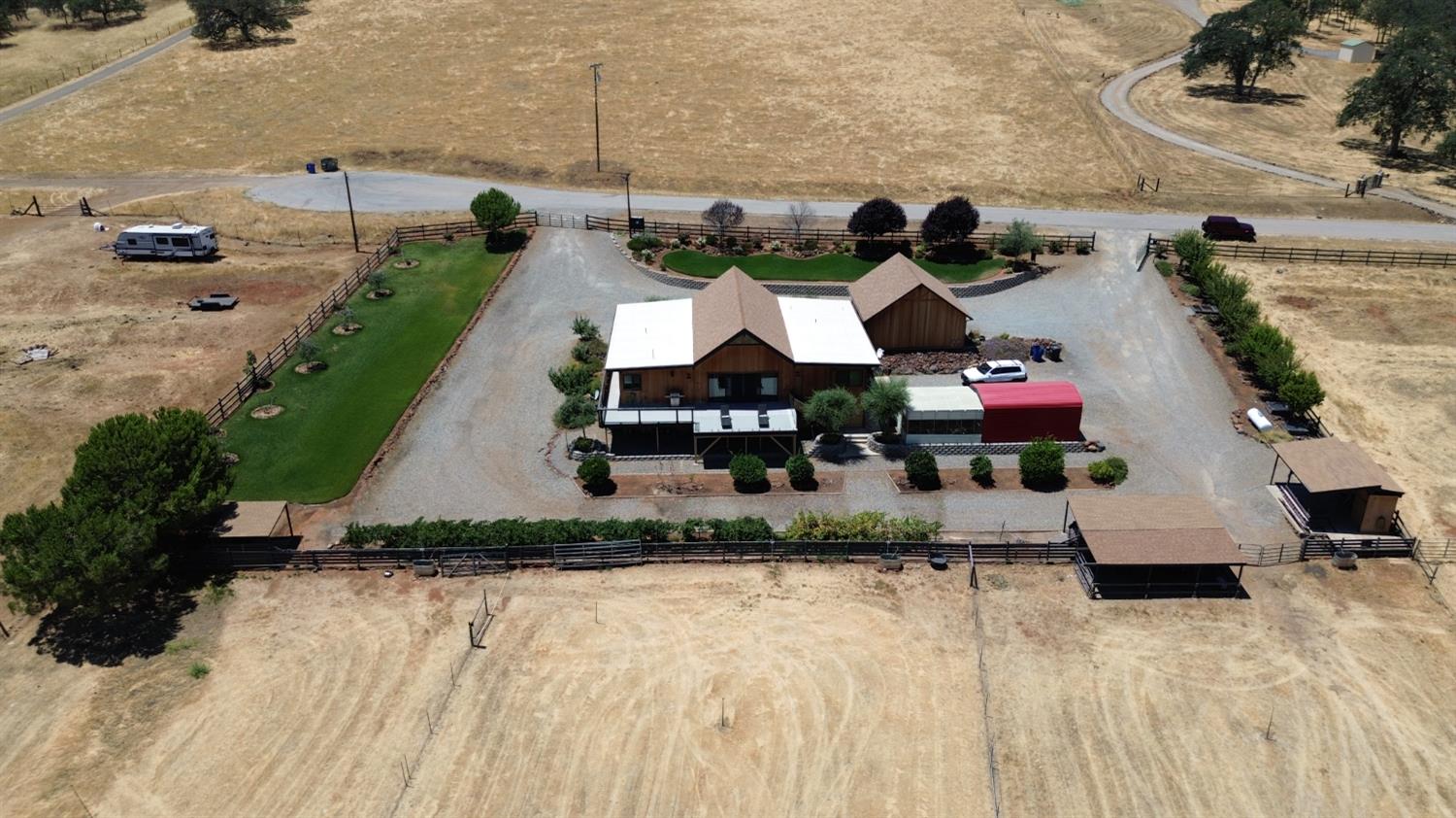 7042 Palomino Dr, Sanger, CA 93657