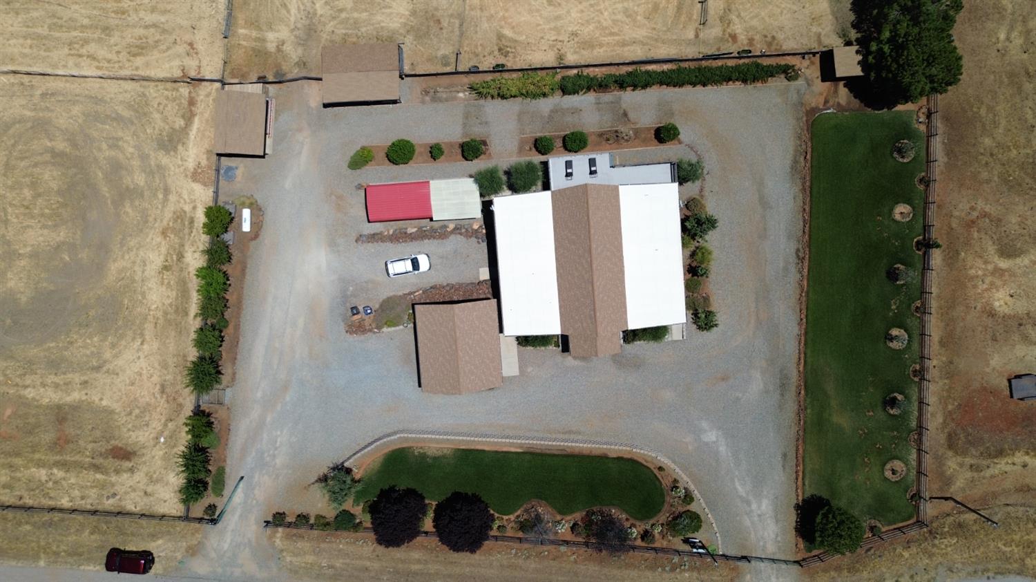 7042 Palomino Dr, Sanger, CA 93657