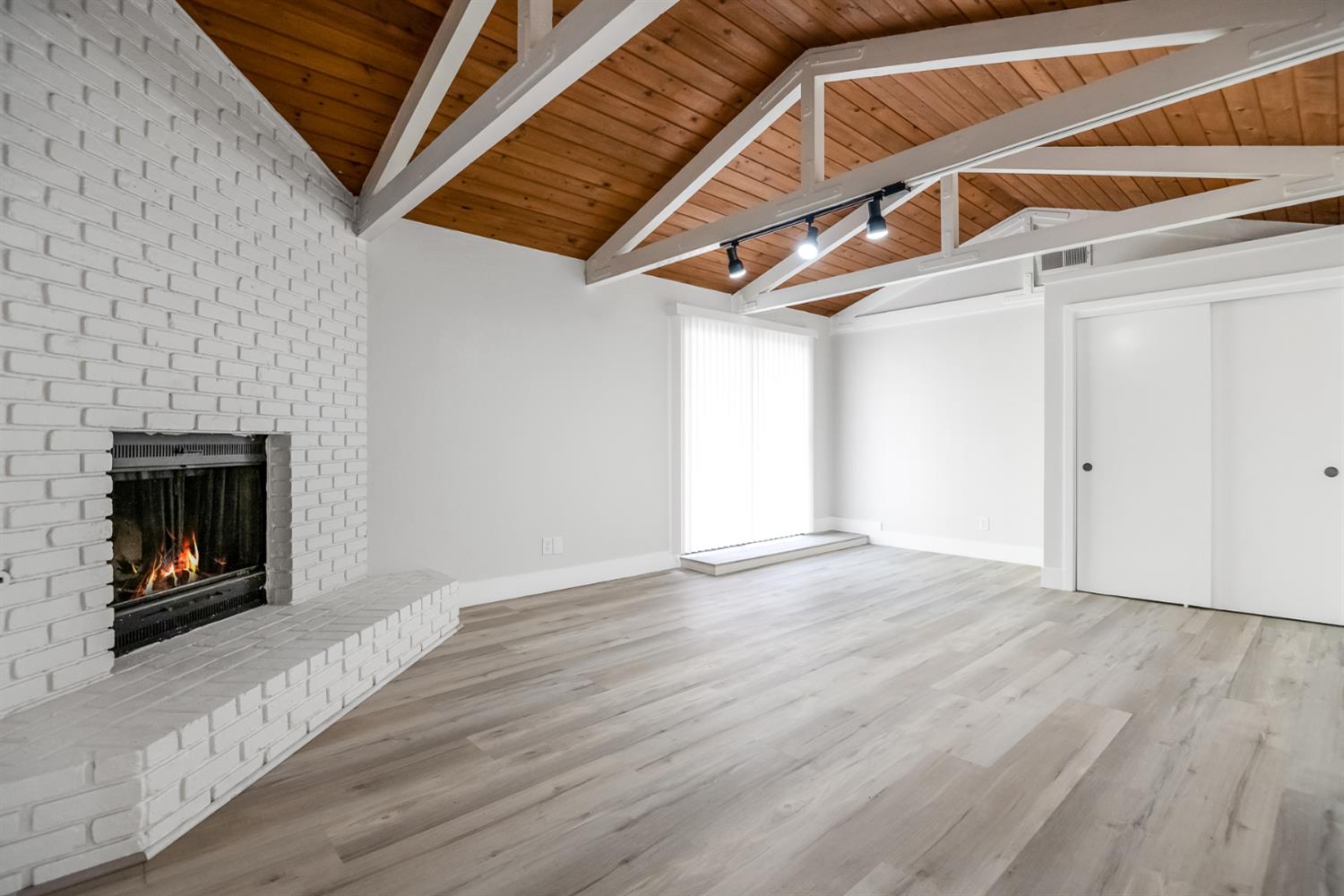 1828 S hillcrest Dr, Visalia, CA 93292