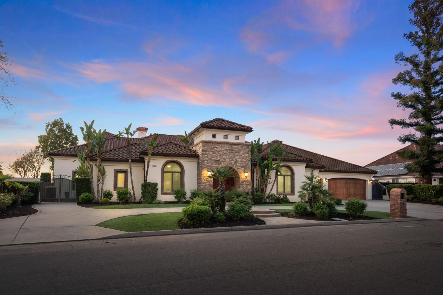 214 W Bluff Ave, Fresno, CA 93711