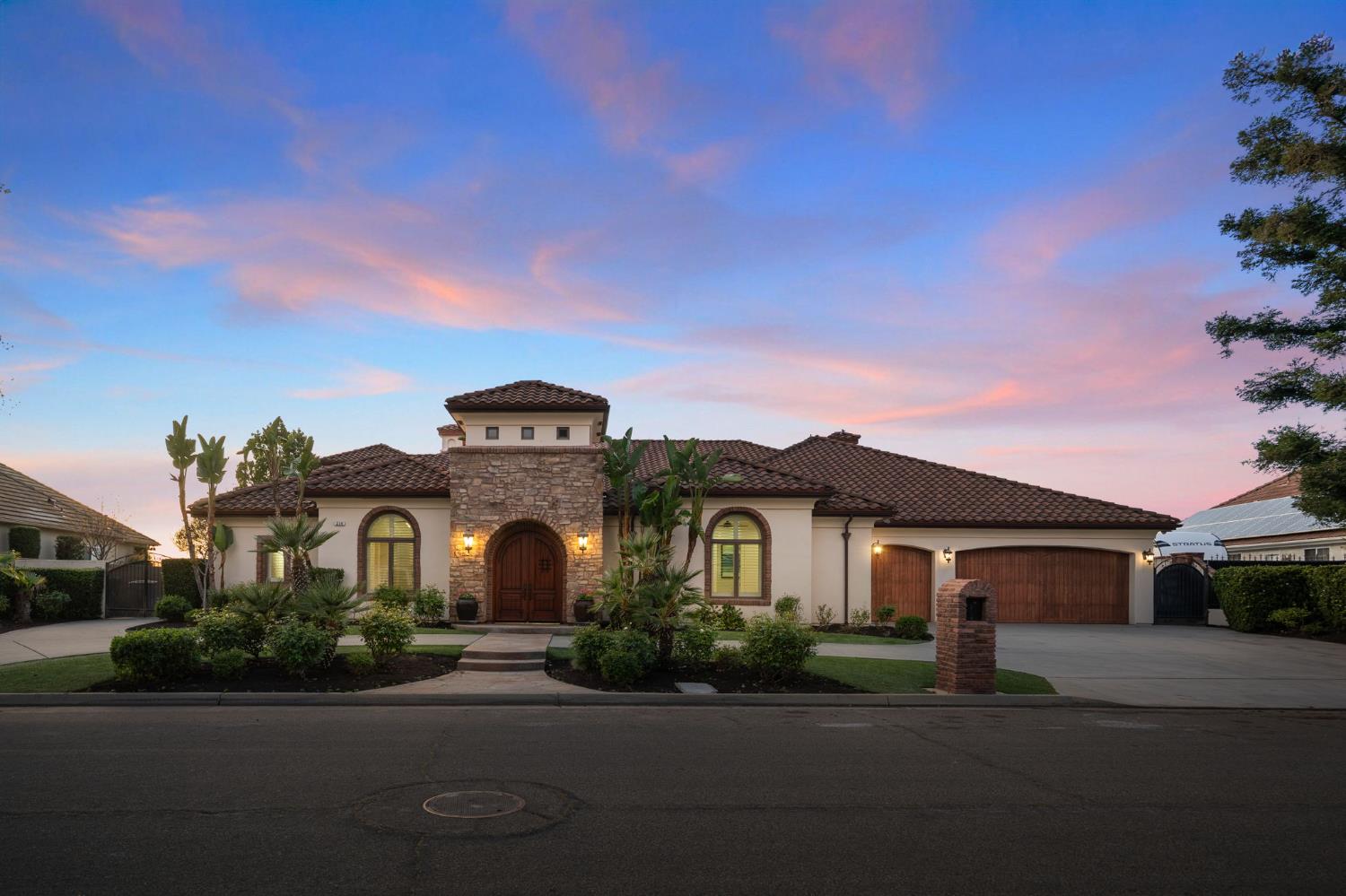 214 W Bluff Ave, Fresno, CA 93711