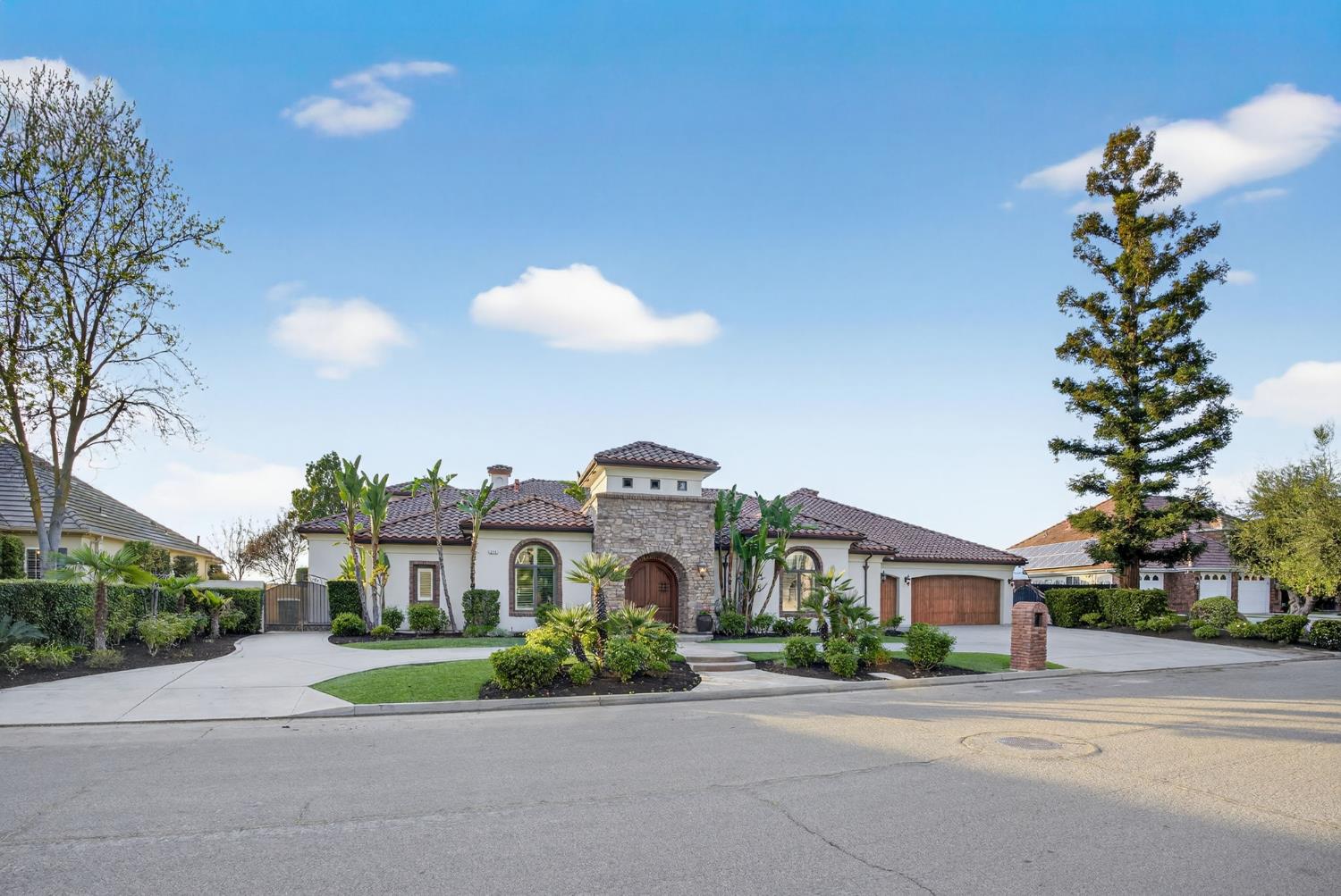 214 W Bluff Ave, Fresno, CA 93711