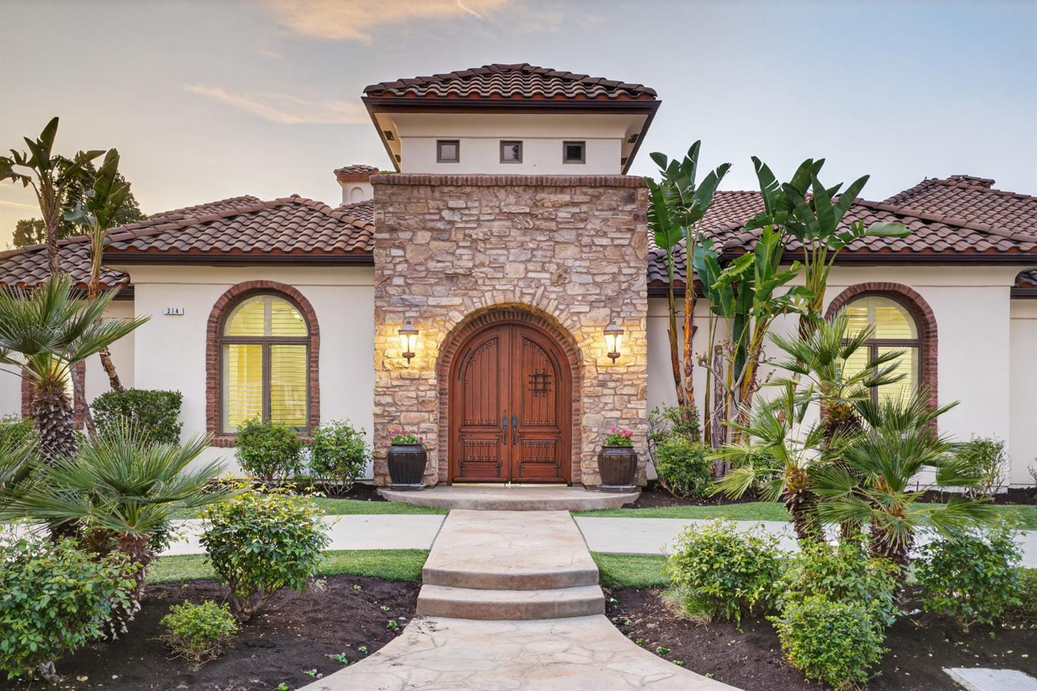 214 W Bluff Ave, Fresno, CA 93711