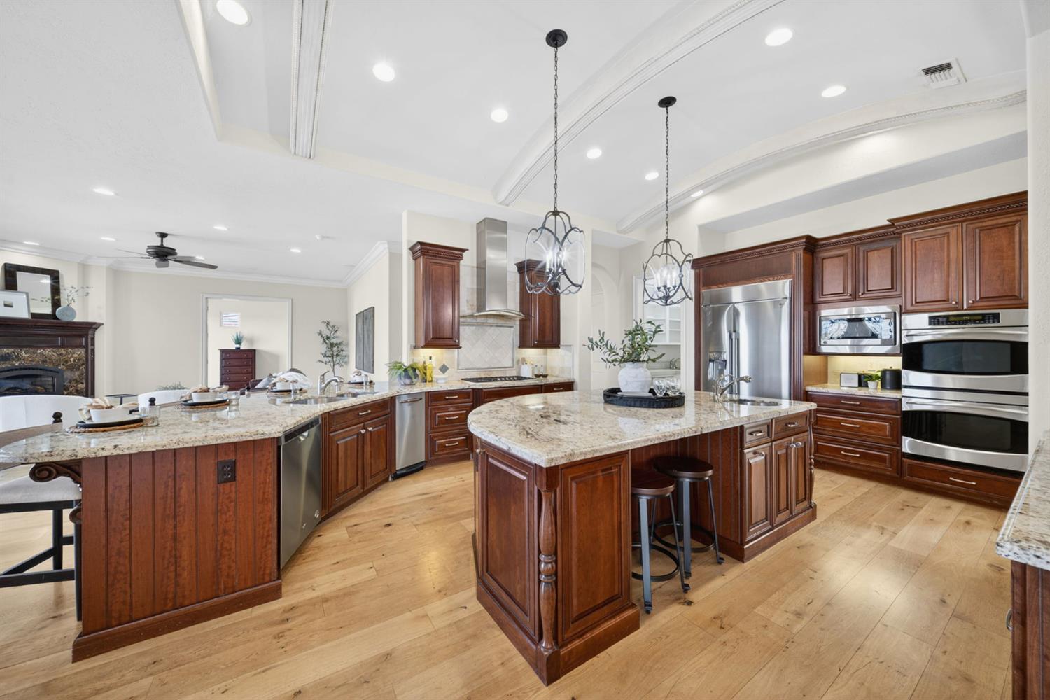 214 W Bluff Ave, Fresno, CA 93711