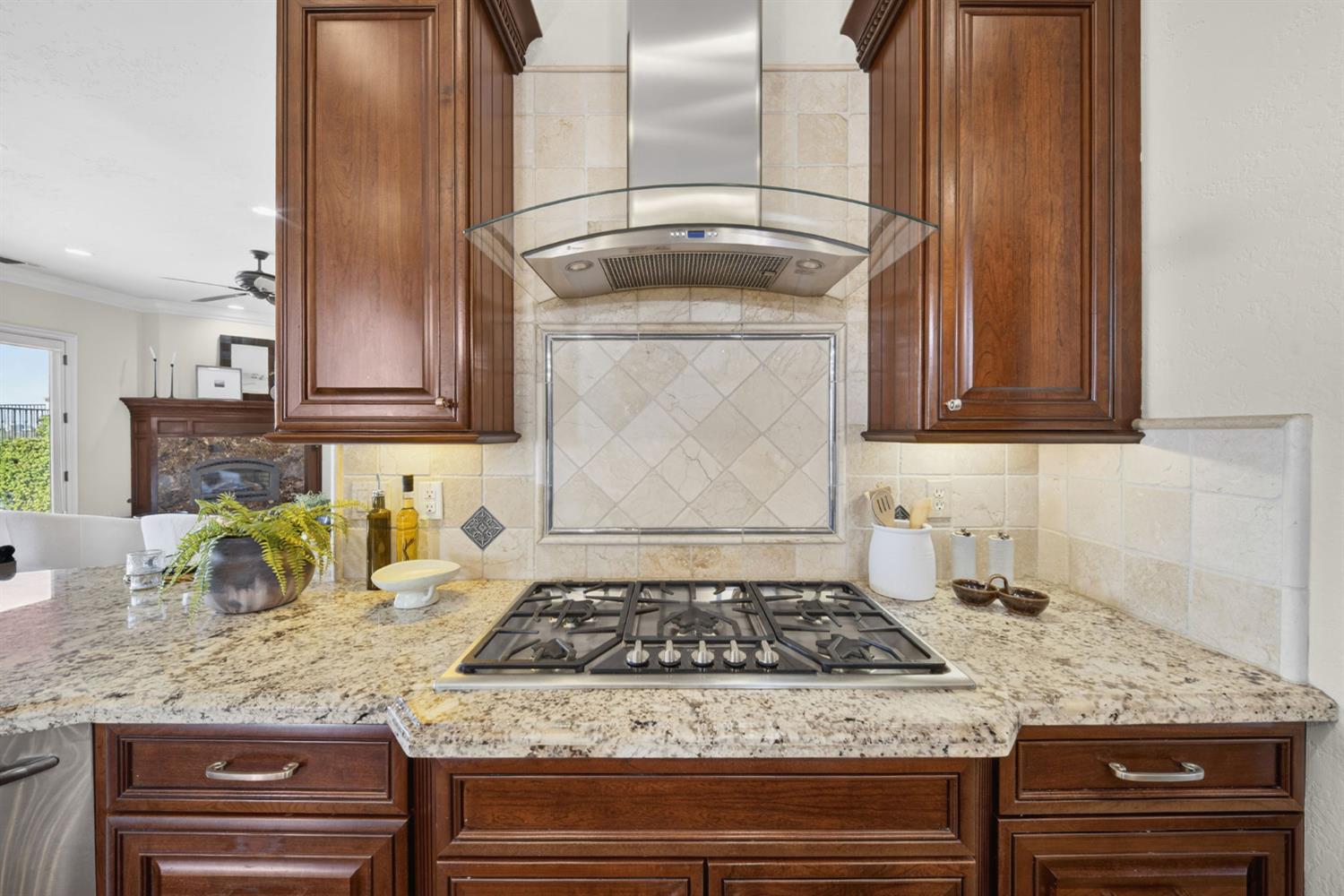 214 W Bluff Ave, Fresno, CA 93711