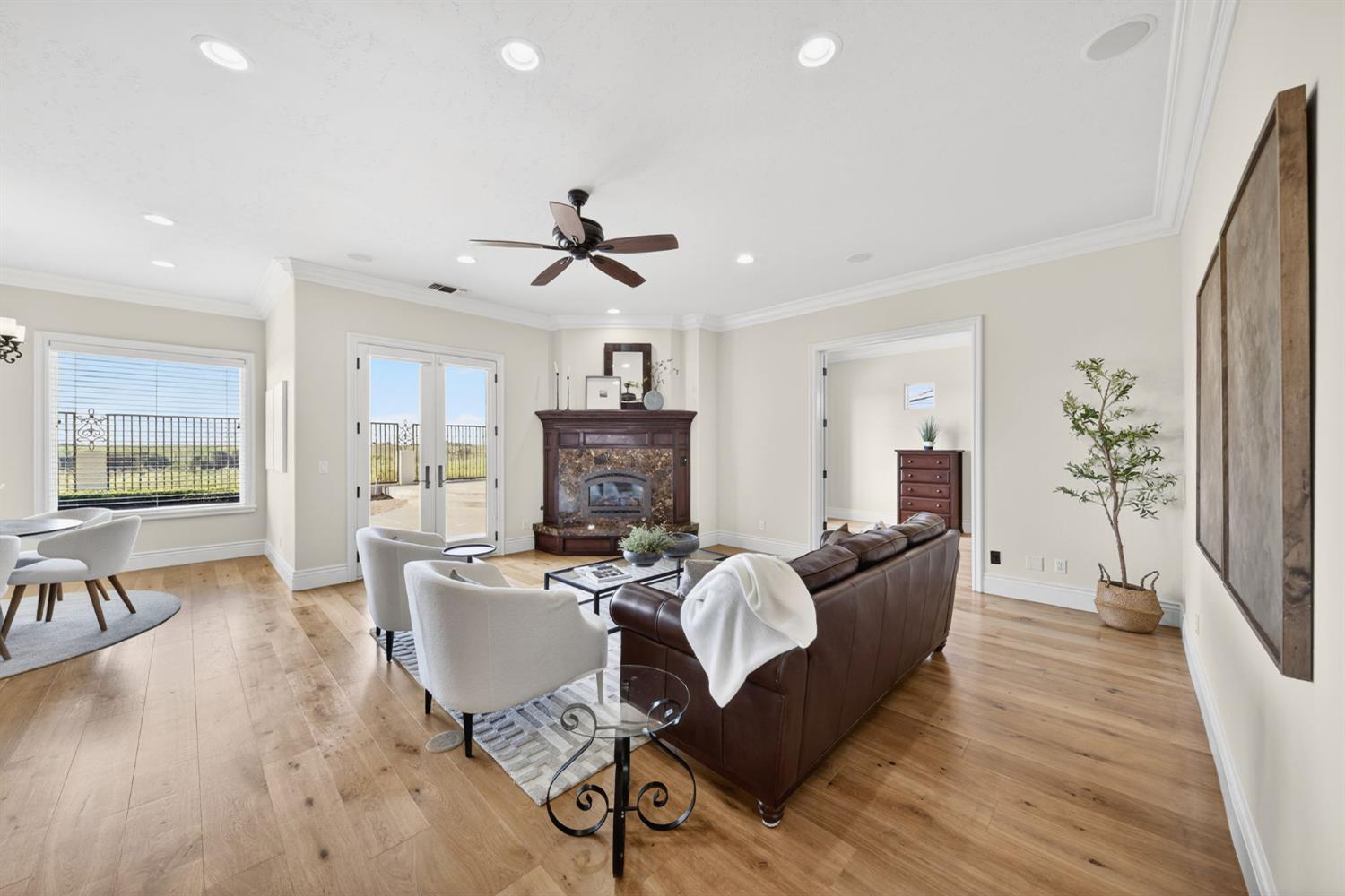 214 W Bluff Ave, Fresno, CA 93711