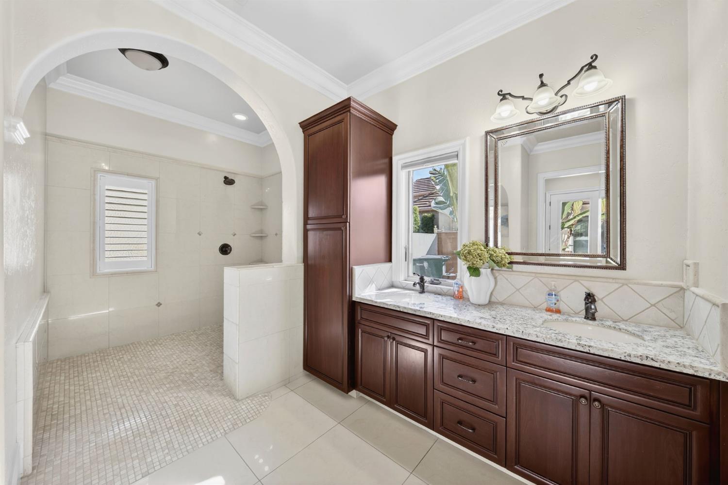 214 W Bluff Ave, Fresno, CA 93711