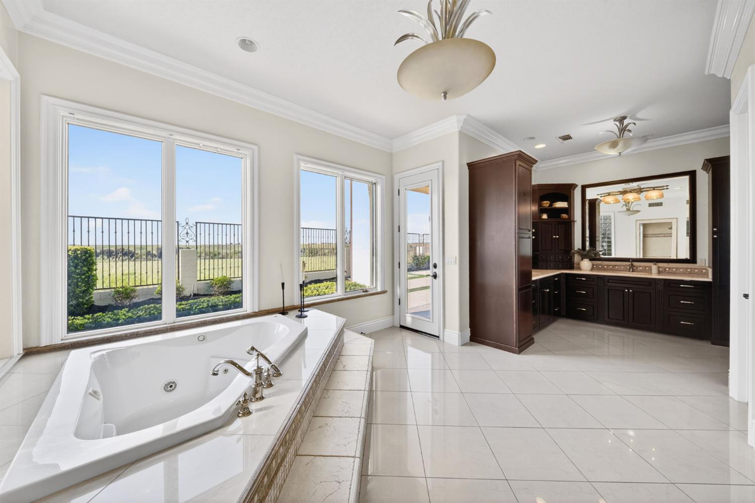 214 W Bluff Ave, Fresno, CA 93711