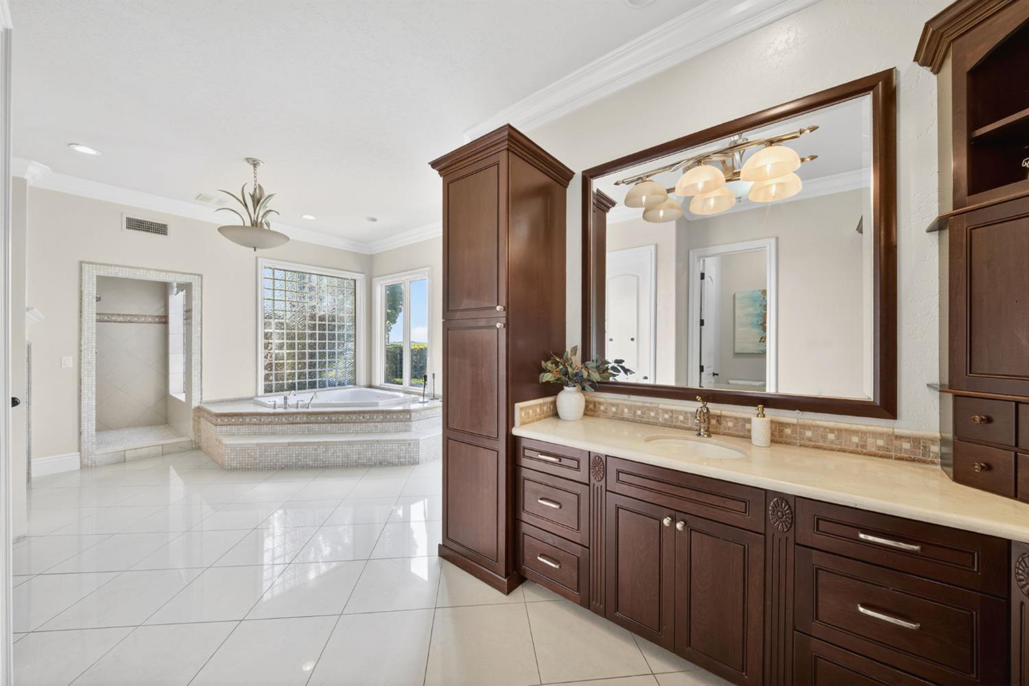 214 W Bluff Ave, Fresno, CA 93711