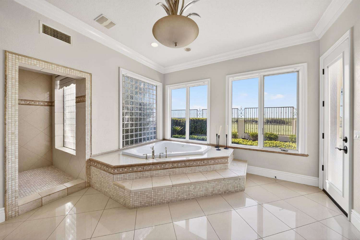 214 W Bluff Ave, Fresno, CA 93711