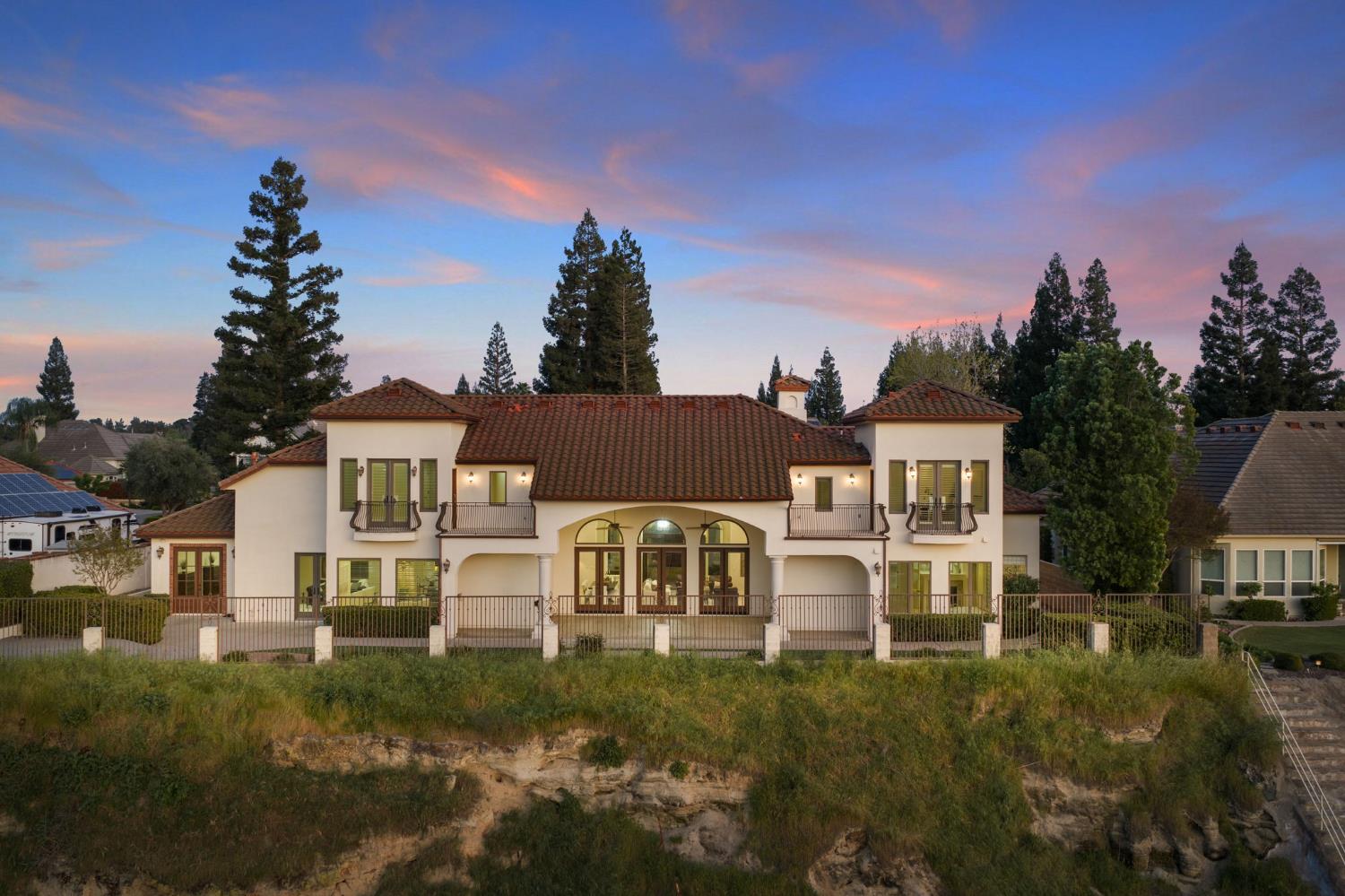 214 W Bluff Ave, Fresno, CA 93711