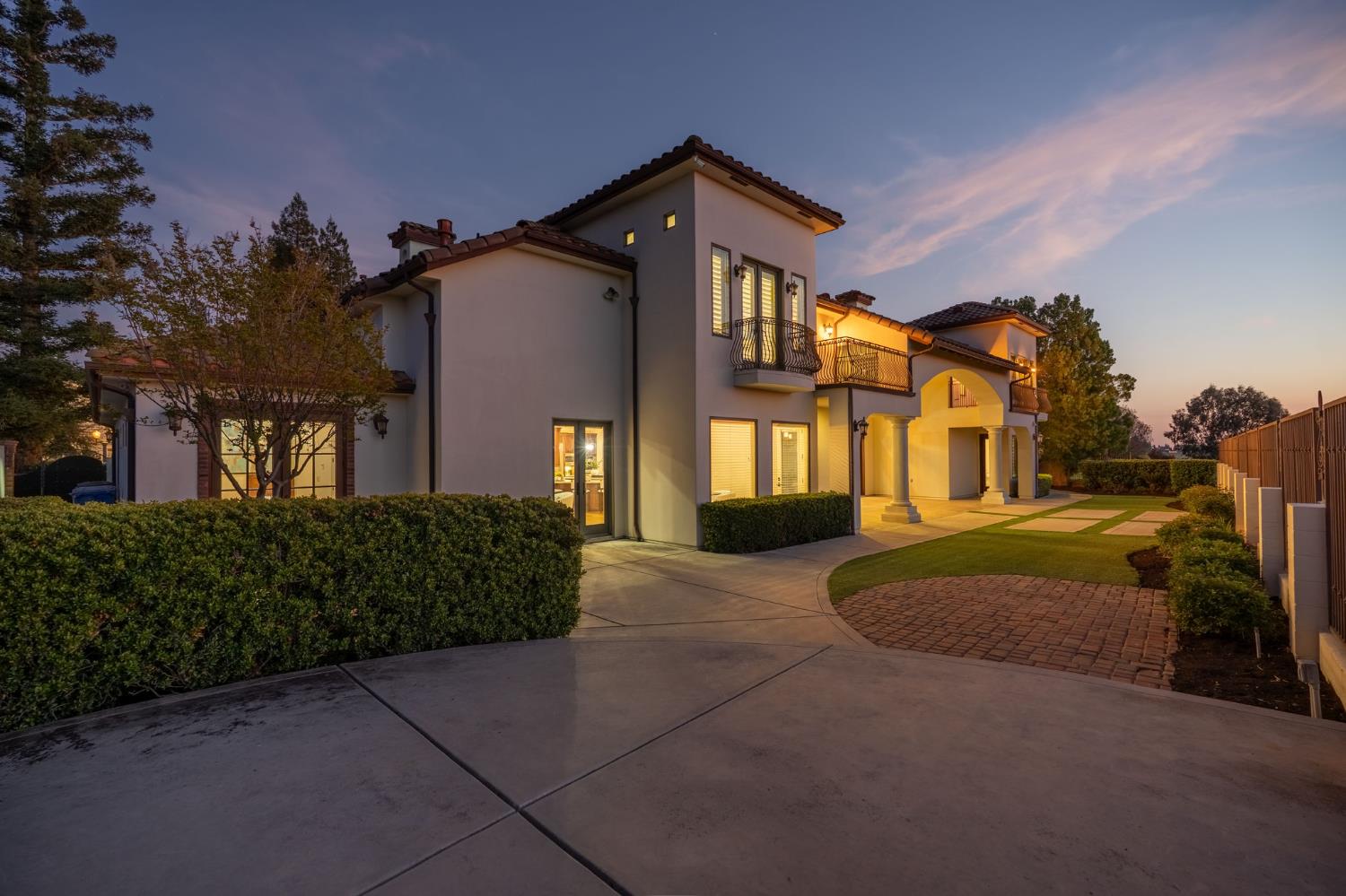 214 W Bluff Ave, Fresno, CA 93711