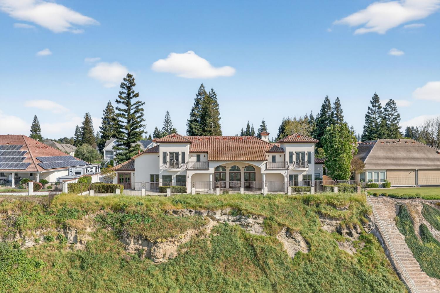 214 W Bluff Ave, Fresno, CA 93711