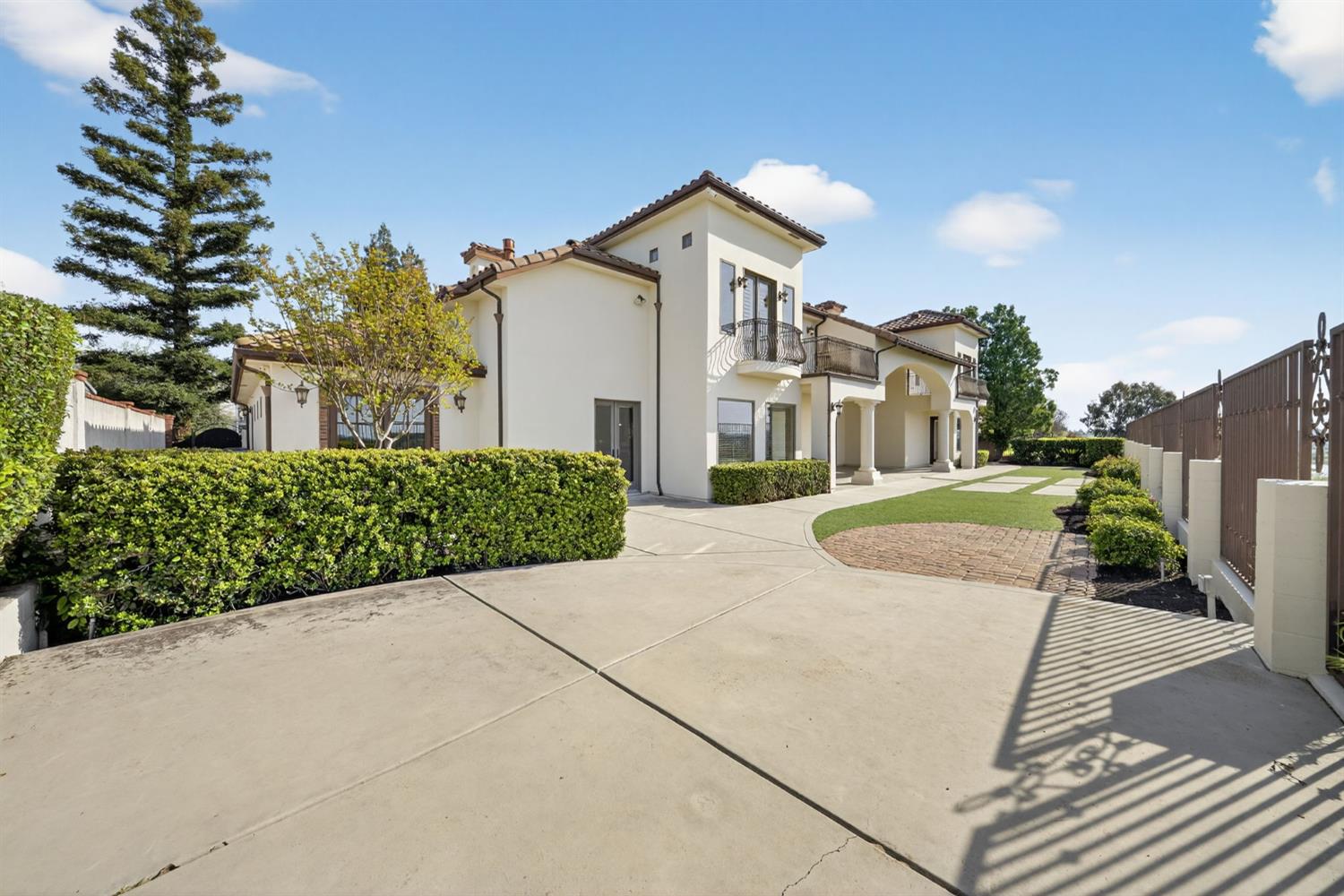 214 W Bluff Ave, Fresno, CA 93711