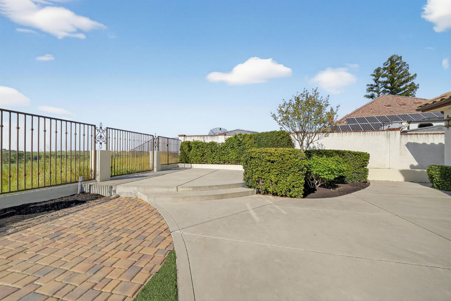 214 W Bluff Ave, Fresno, CA 93711