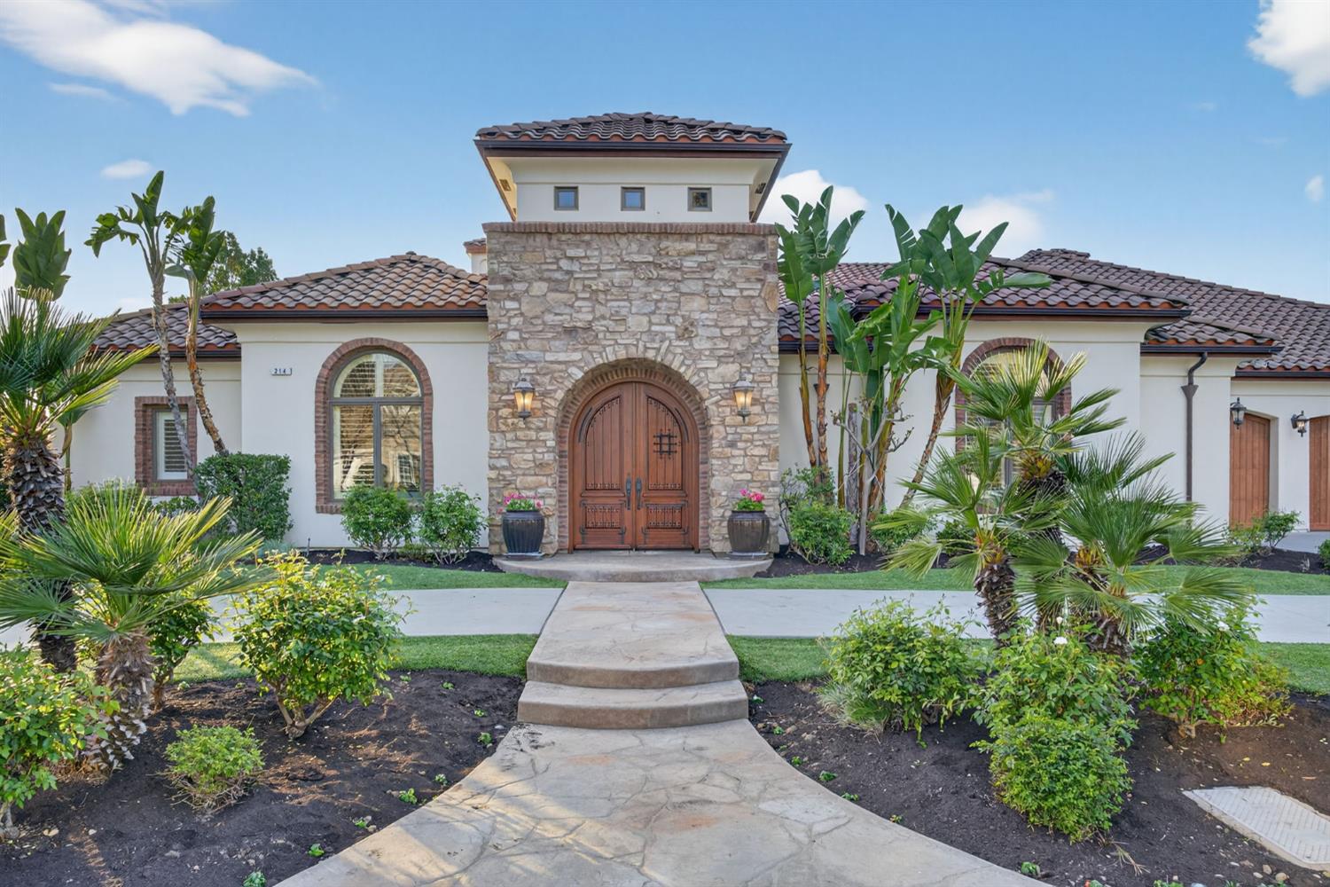 214 W Bluff Ave, Fresno, CA 93711