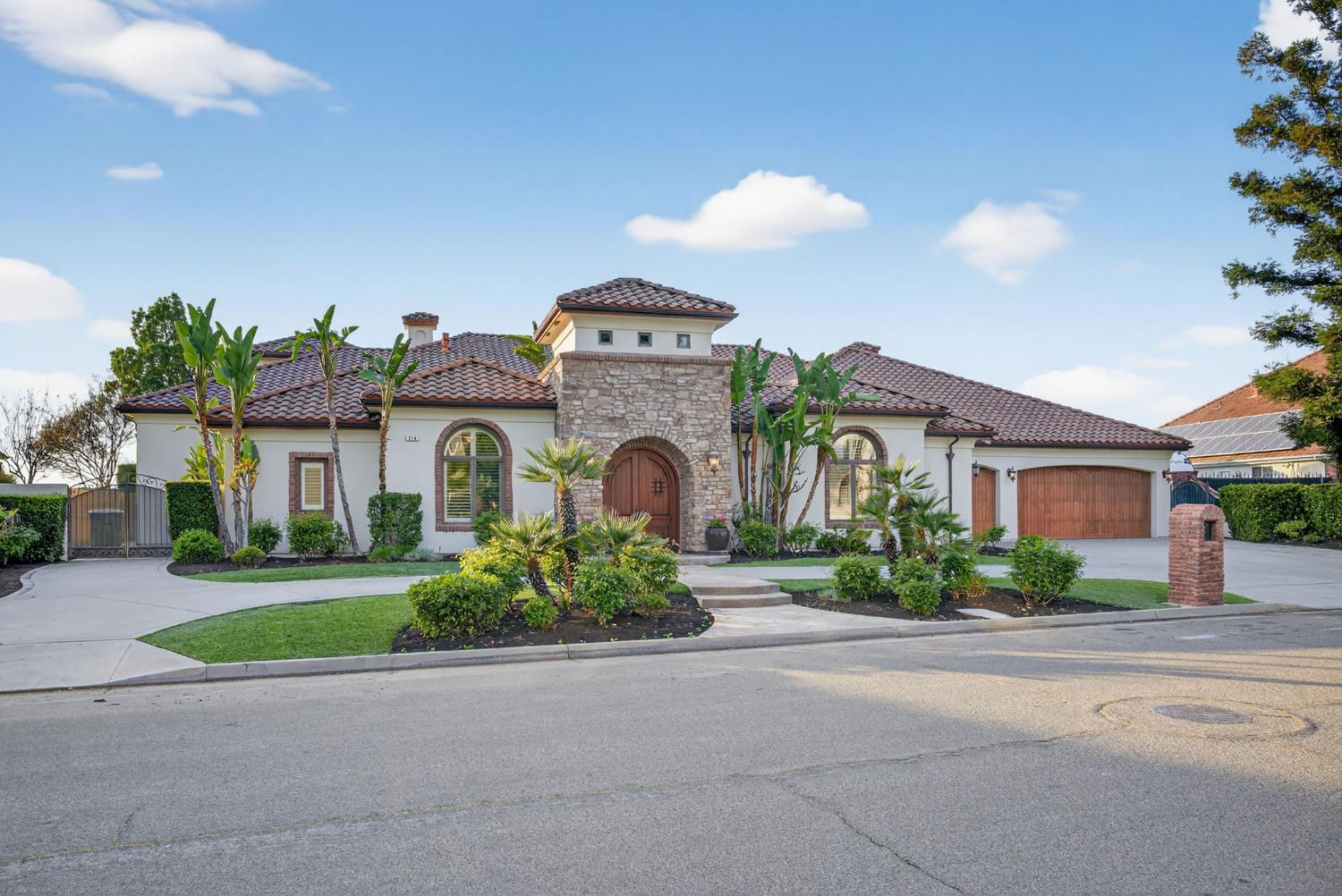 214 W Bluff Ave, Fresno, CA 93711