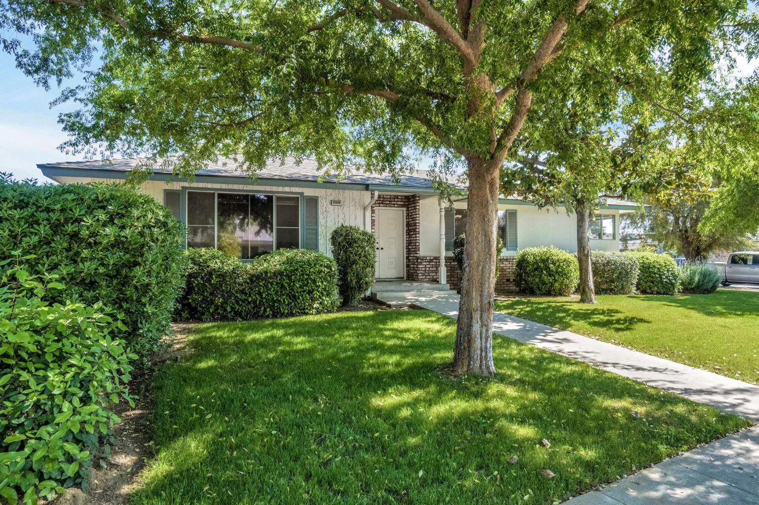 6620 N Dearing Ave, Fresno, CA 93710