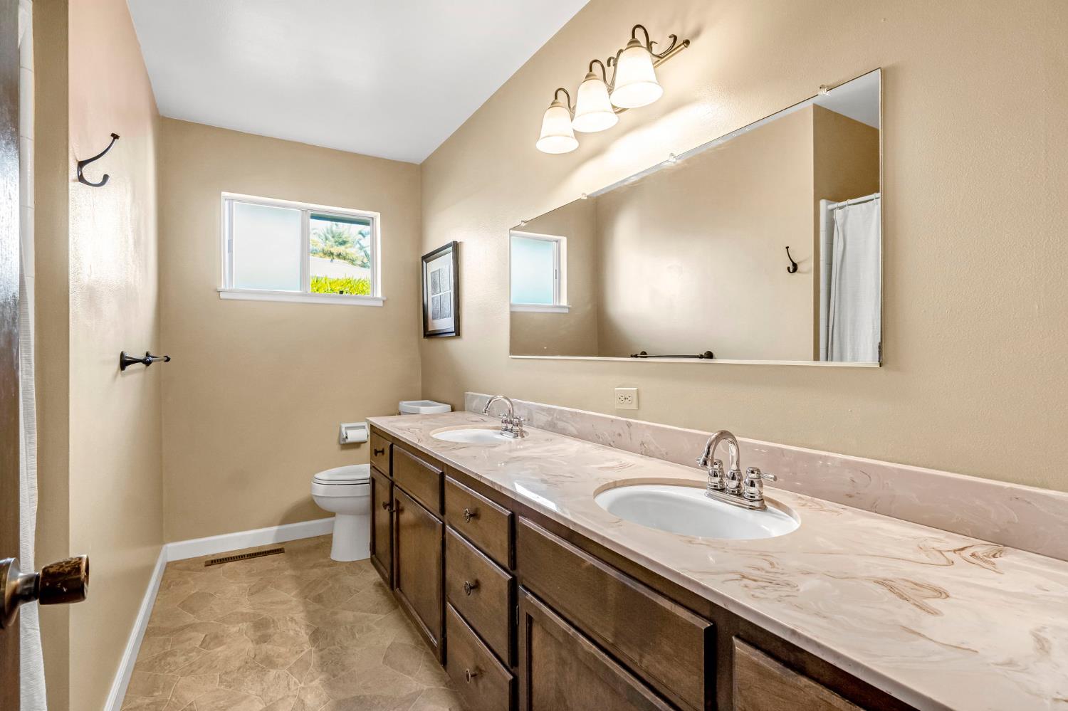 6620 N Dearing Ave, Fresno, CA 93710