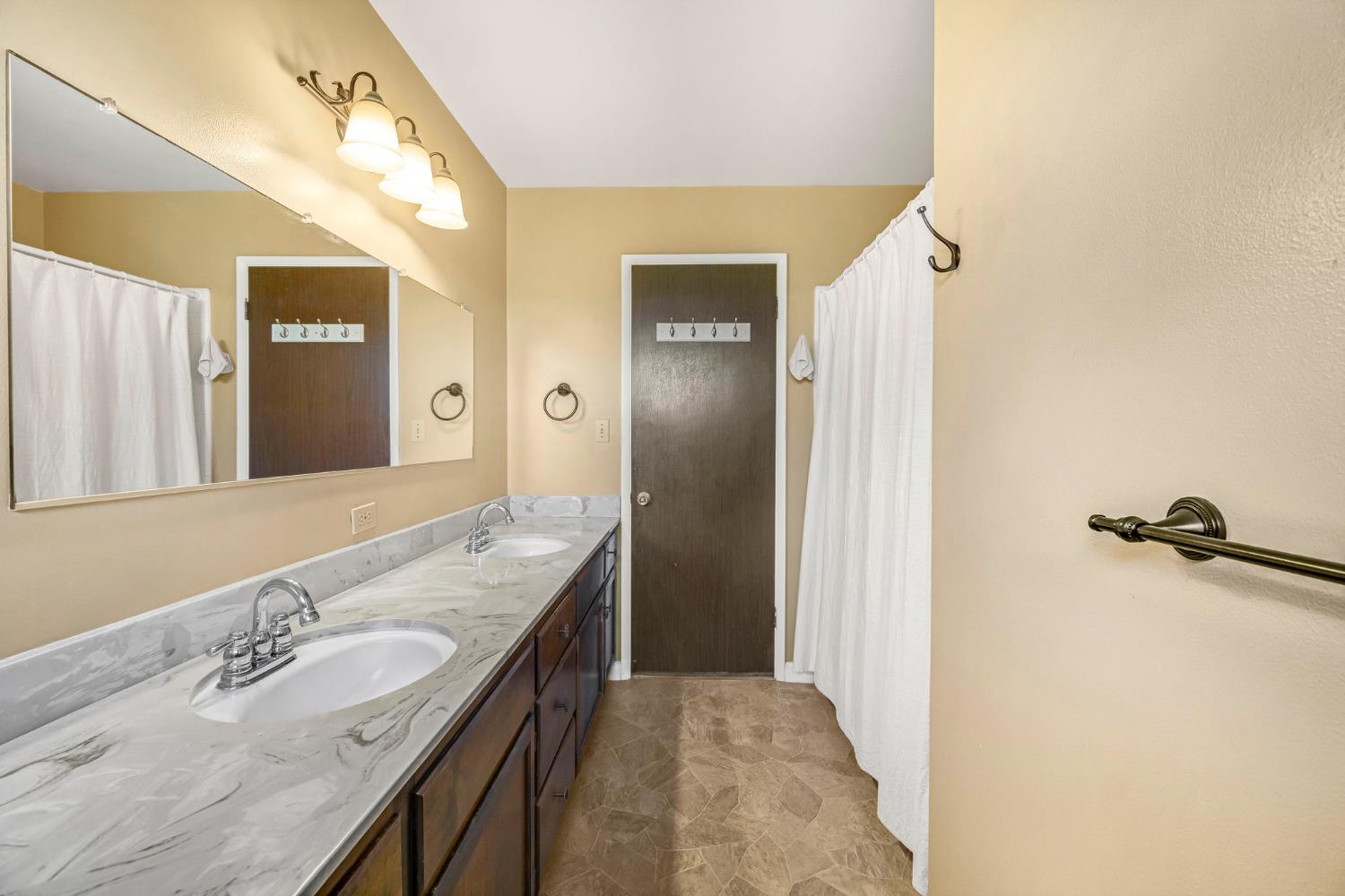 6620 N Dearing Ave, Fresno, CA 93710