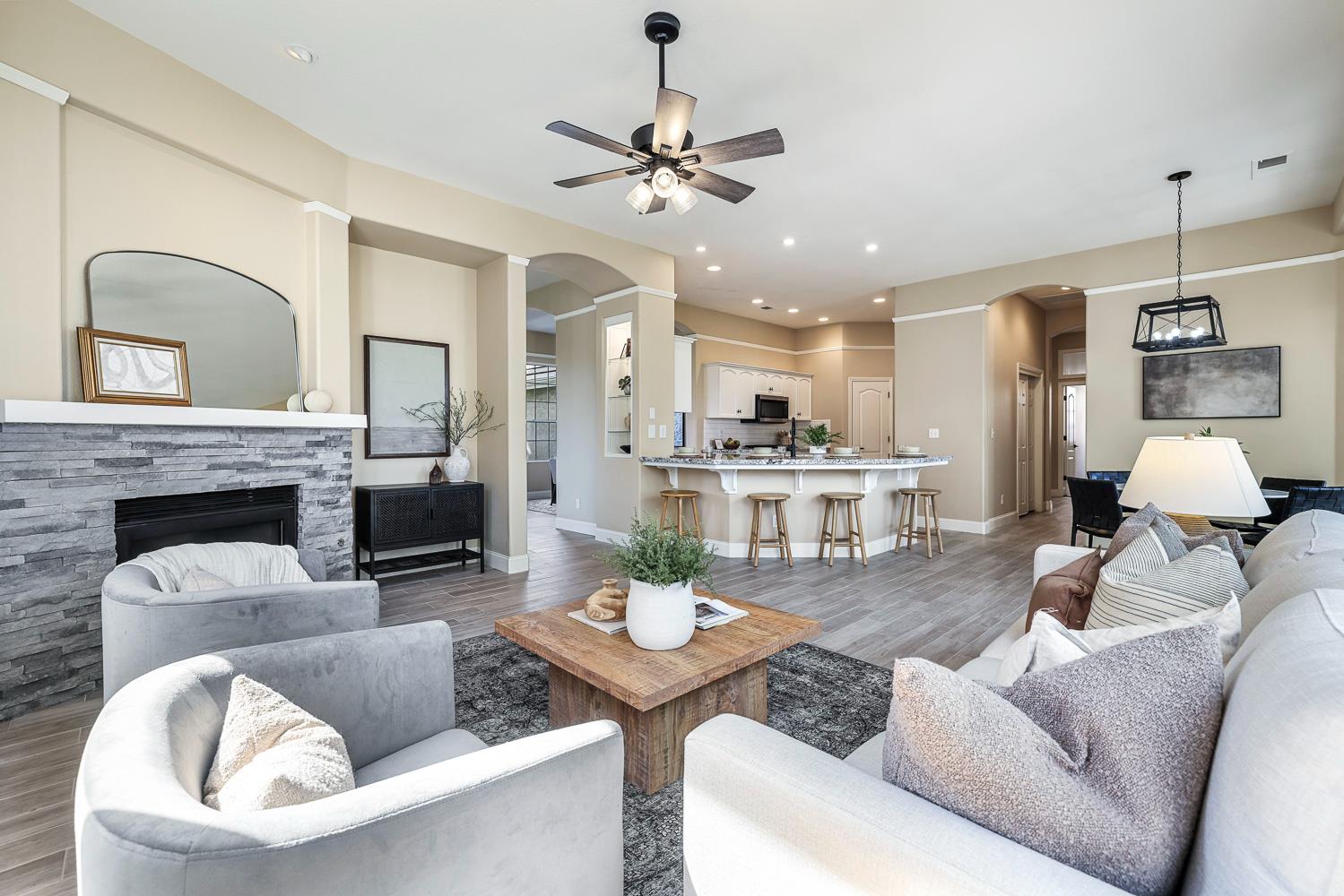 2735 Swift Ave, Clovis, CA 93611