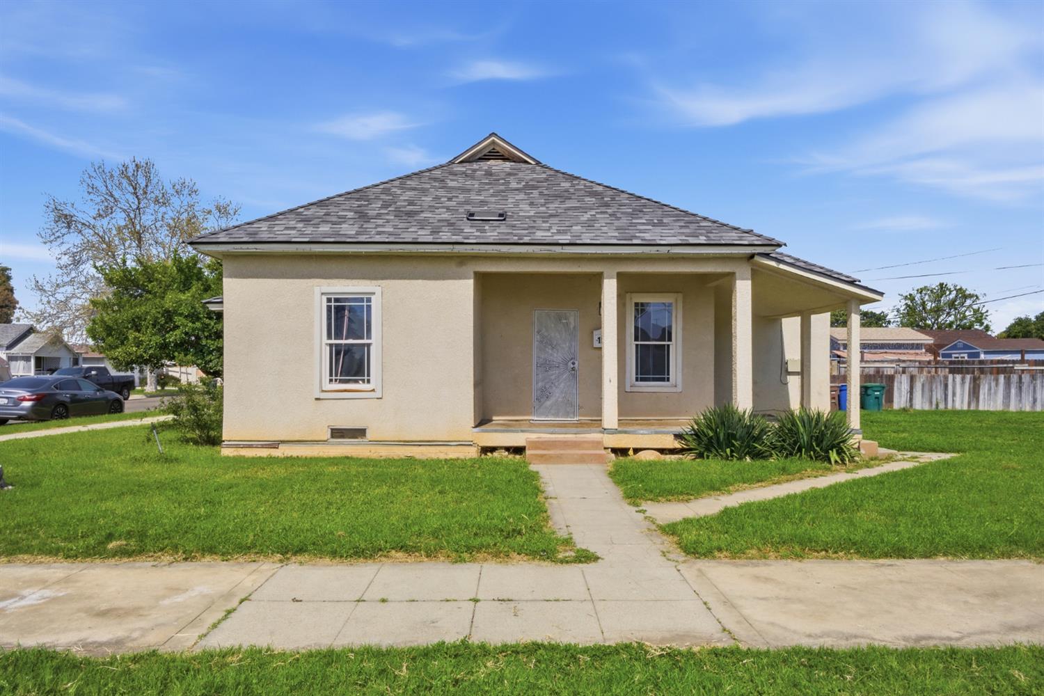 1920 9th St, Sanger, CA 93657