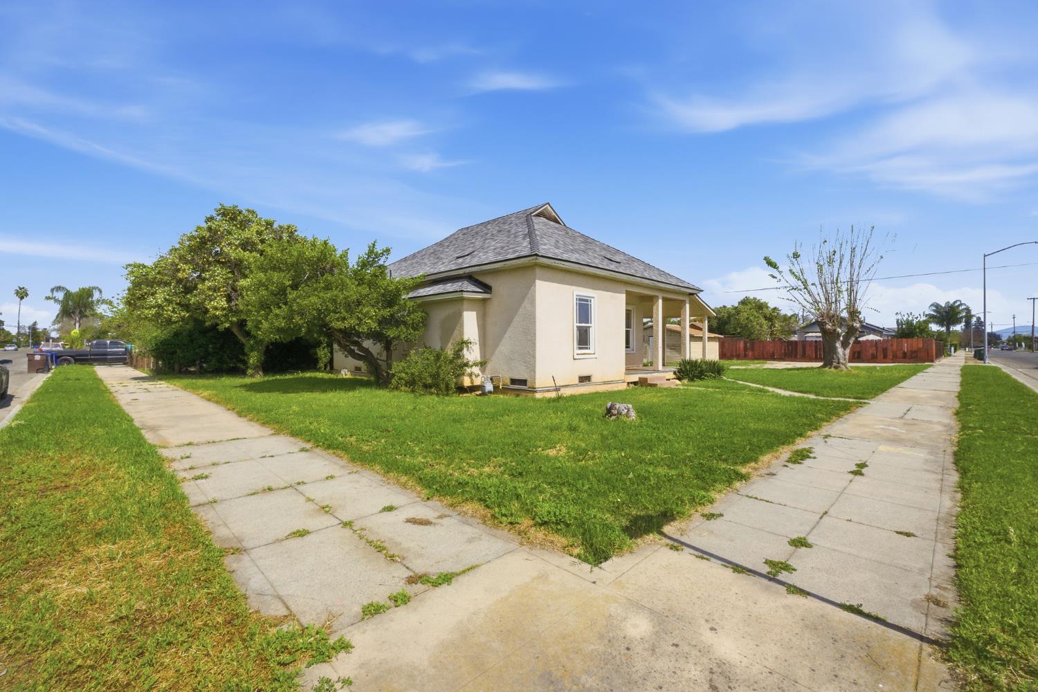 1920 9th St, Sanger, CA 93657