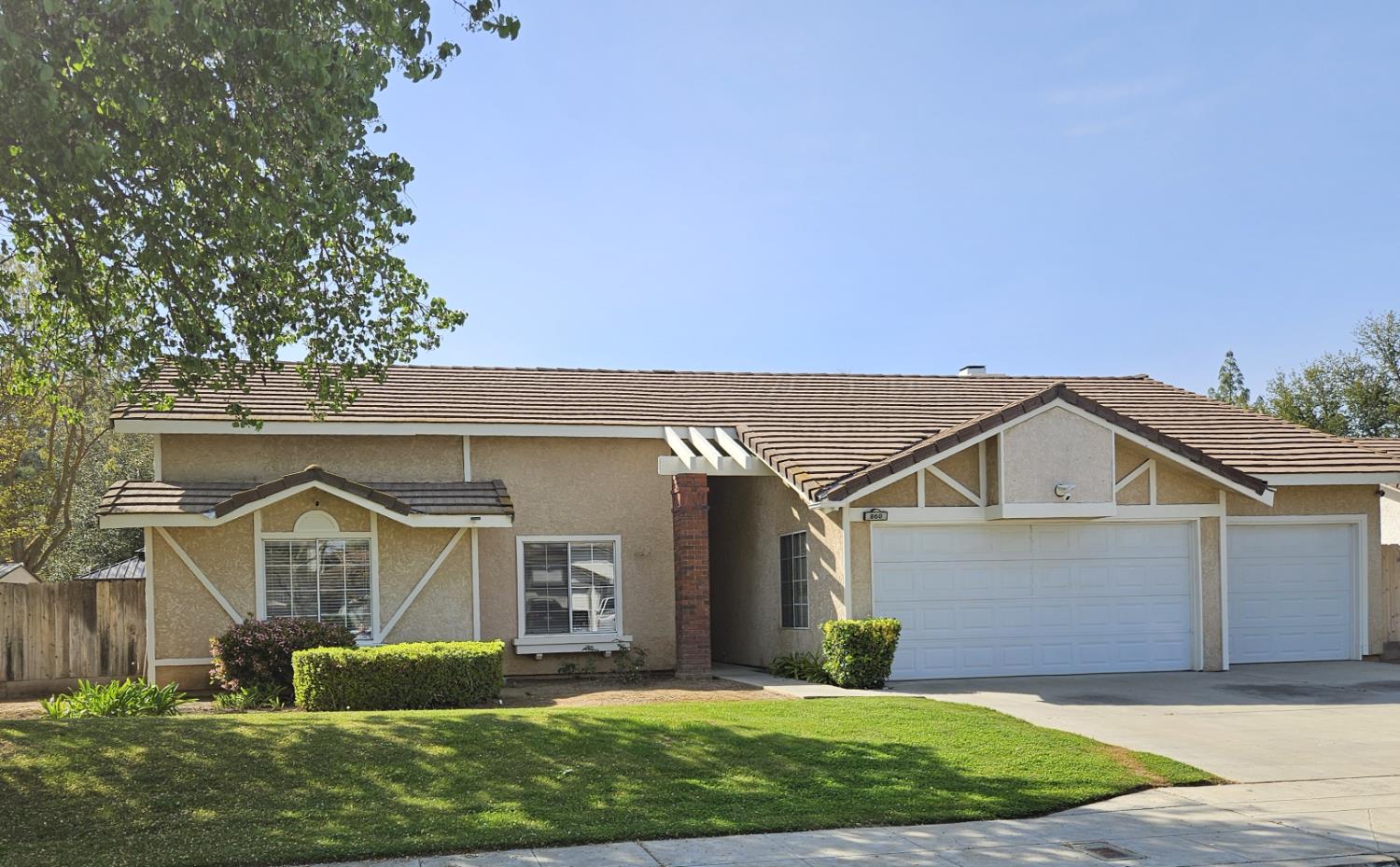 860 Mcarthur Ave, Clovis, CA 93611