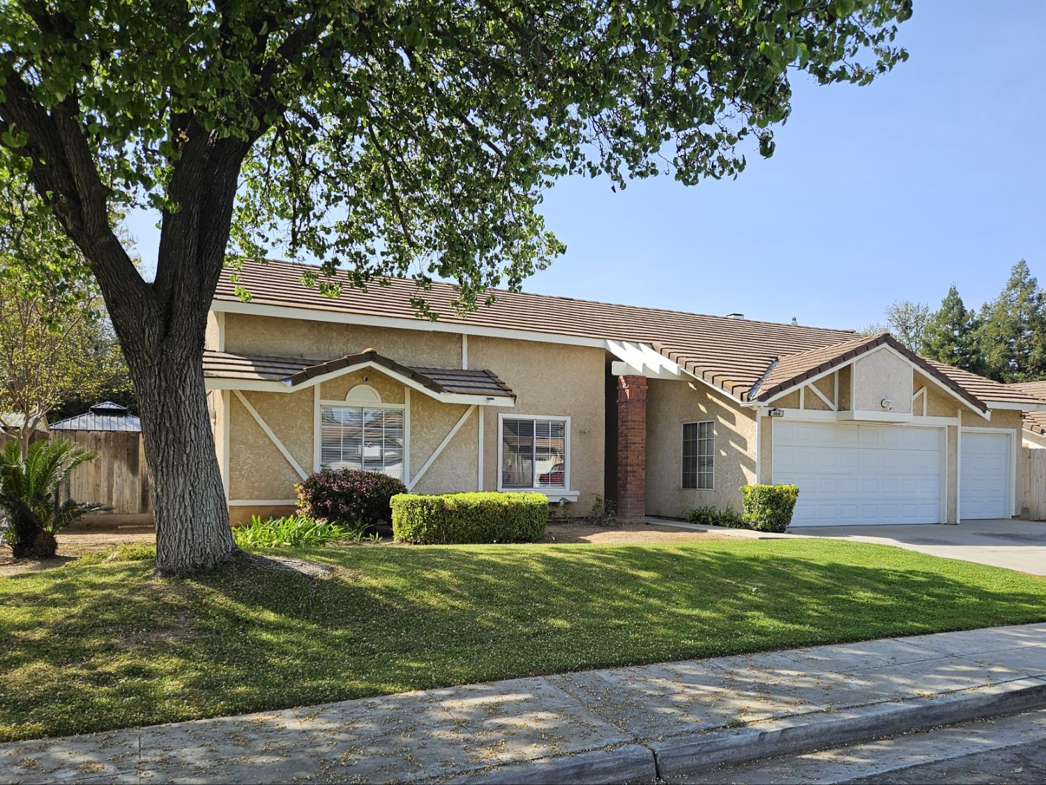 860 Mcarthur Ave, Clovis, CA 93611