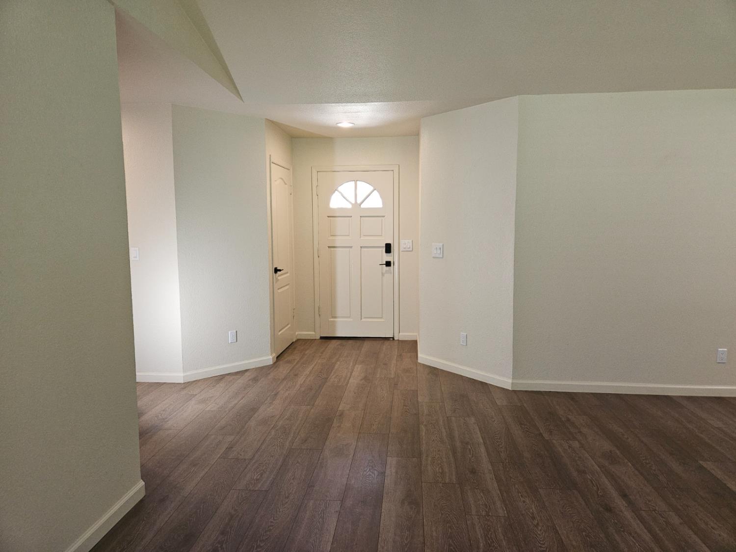 860 Mcarthur Ave, Clovis, CA 93611