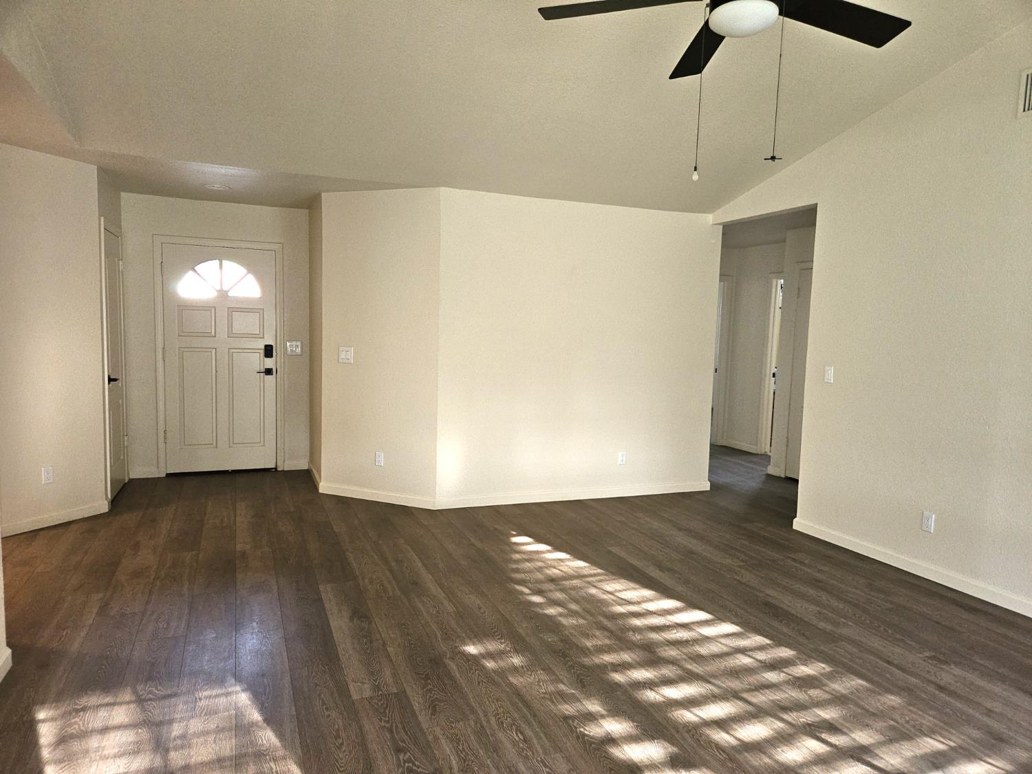 860 Mcarthur Ave, Clovis, CA 93611