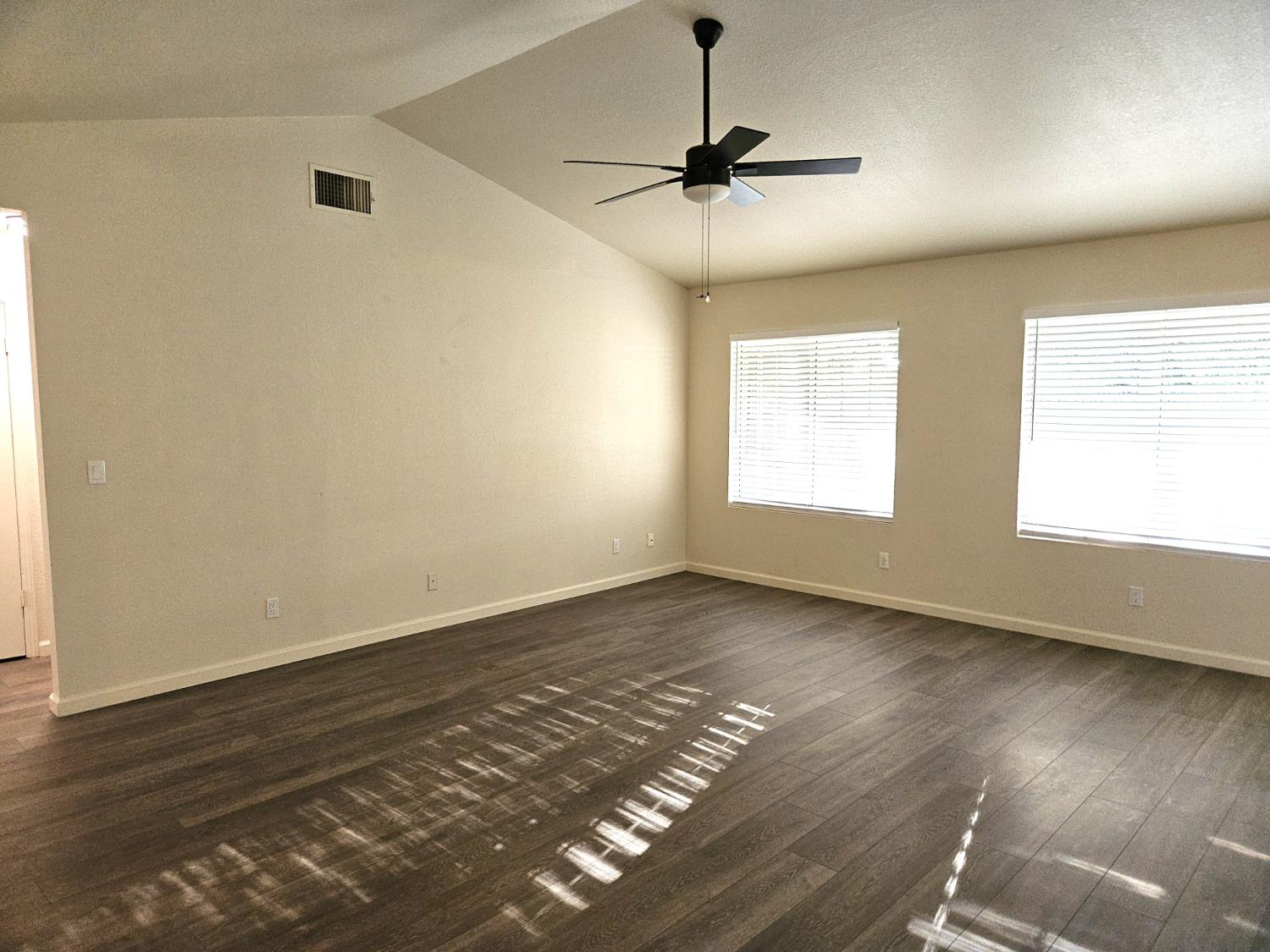 860 Mcarthur Ave, Clovis, CA 93611