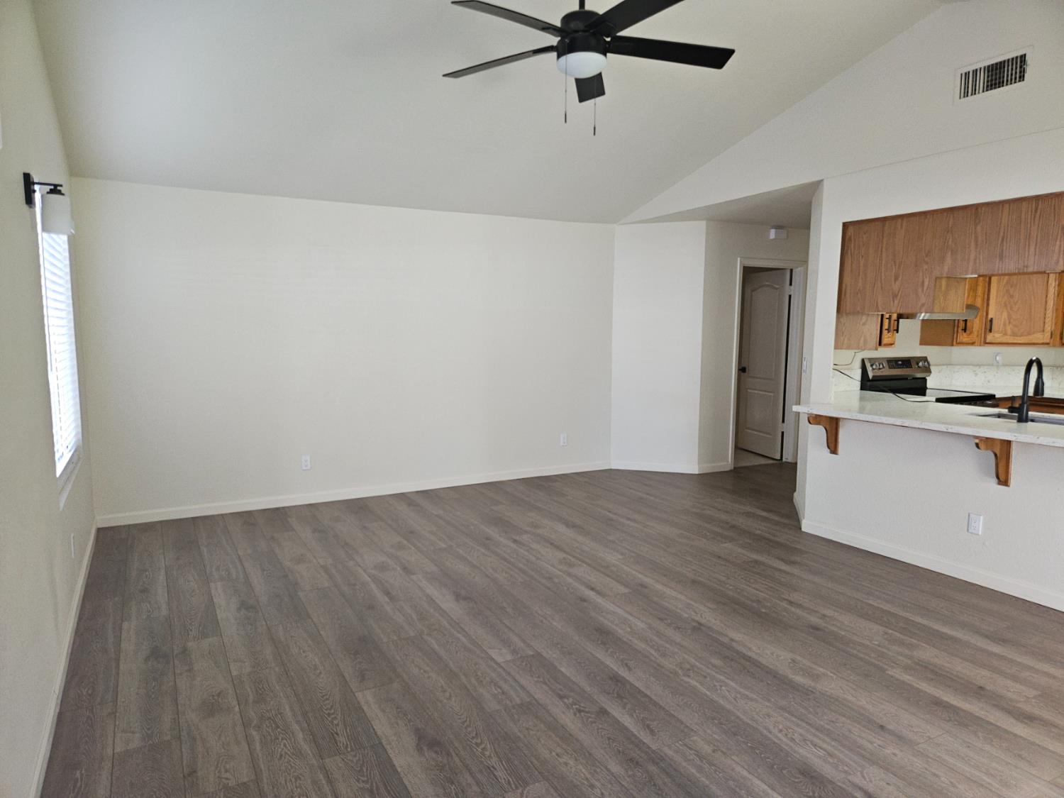 860 Mcarthur Ave, Clovis, CA 93611