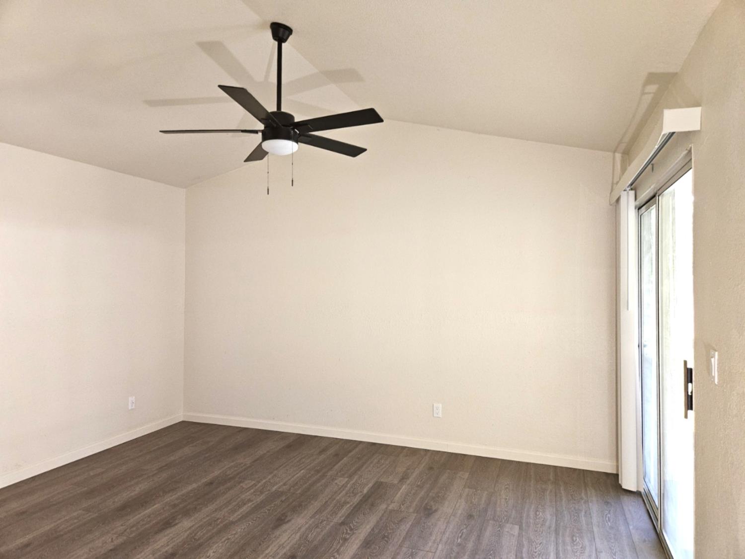 860 Mcarthur Ave, Clovis, CA 93611